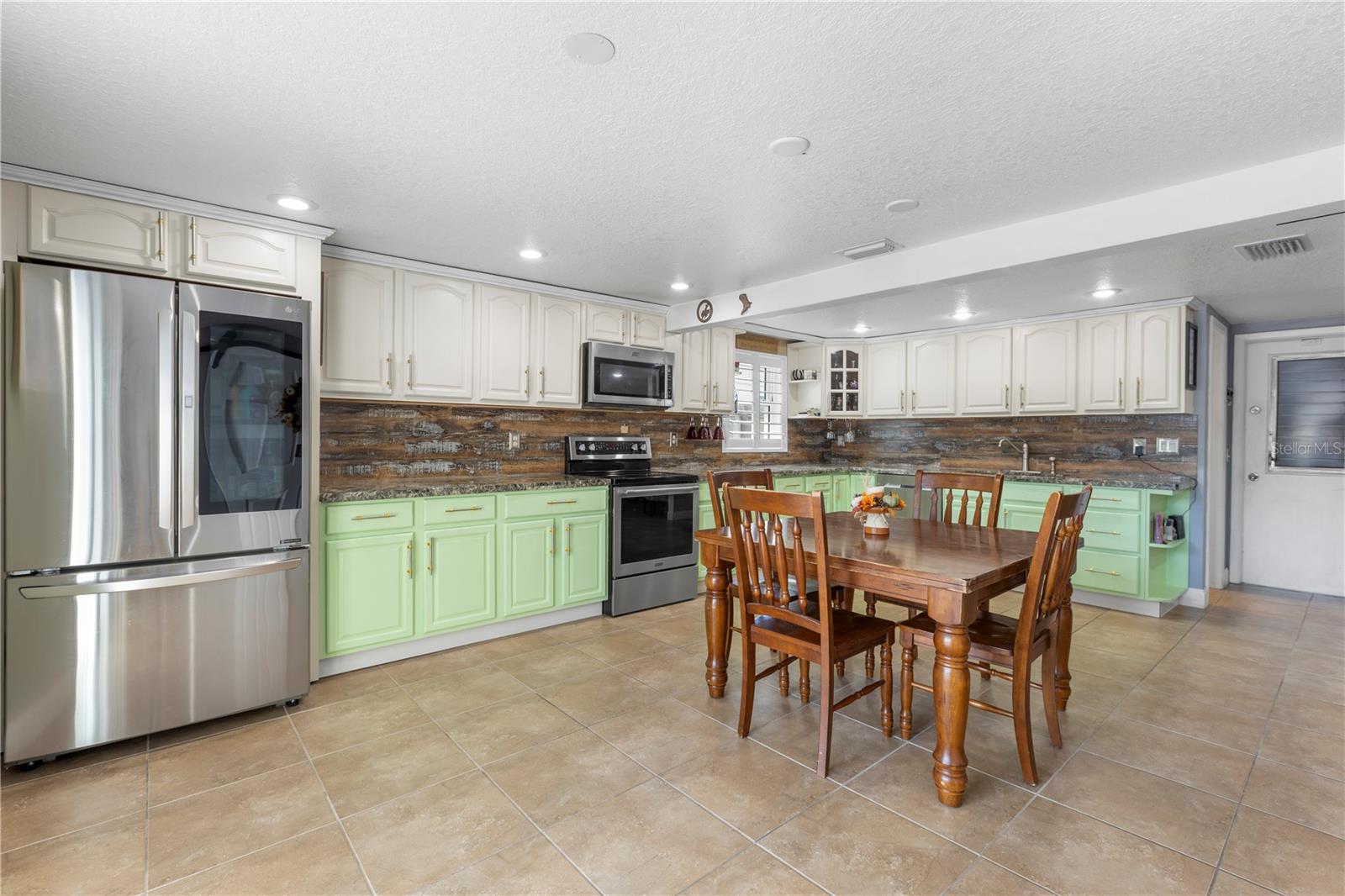 Listing photo id 6 for 5264 Idlewild Street