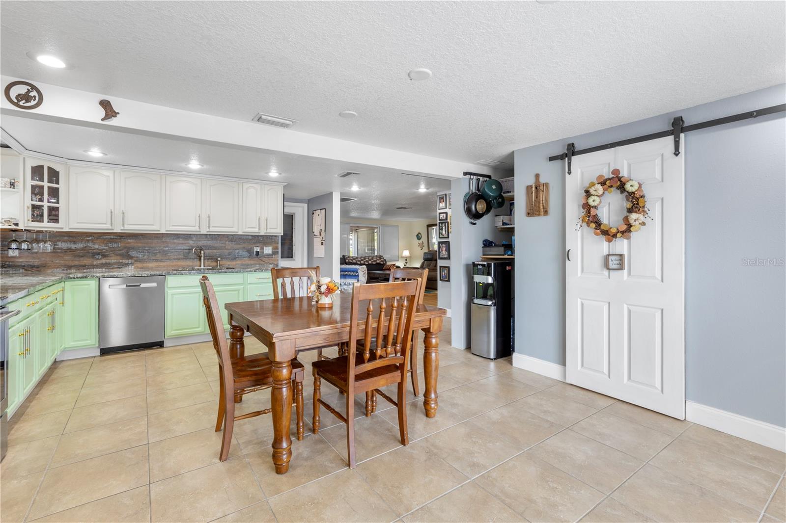 Listing photo id 7 for 5264 Idlewild Street
