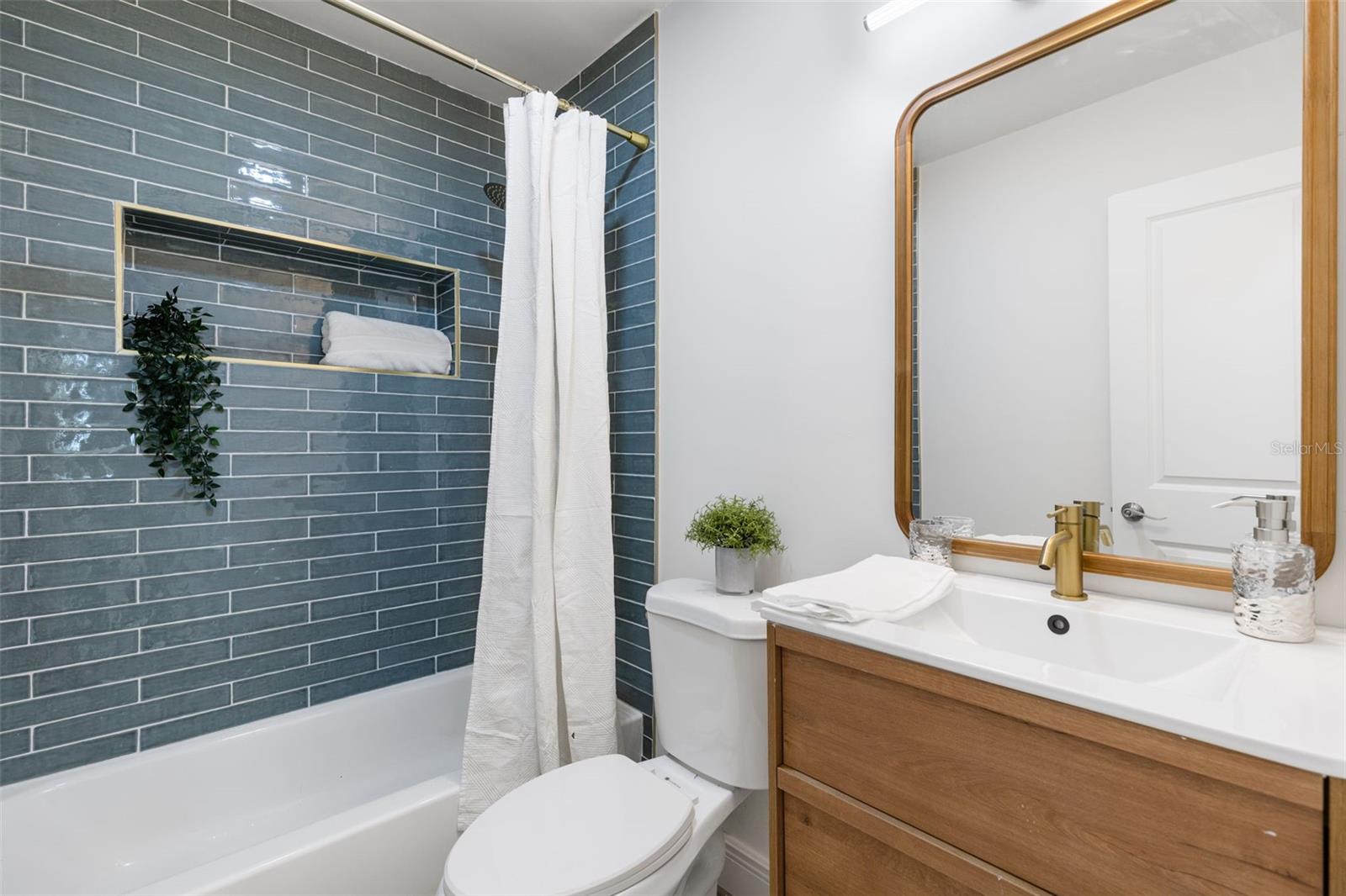 Image 17 of 28 For 3228 49th Avenue N