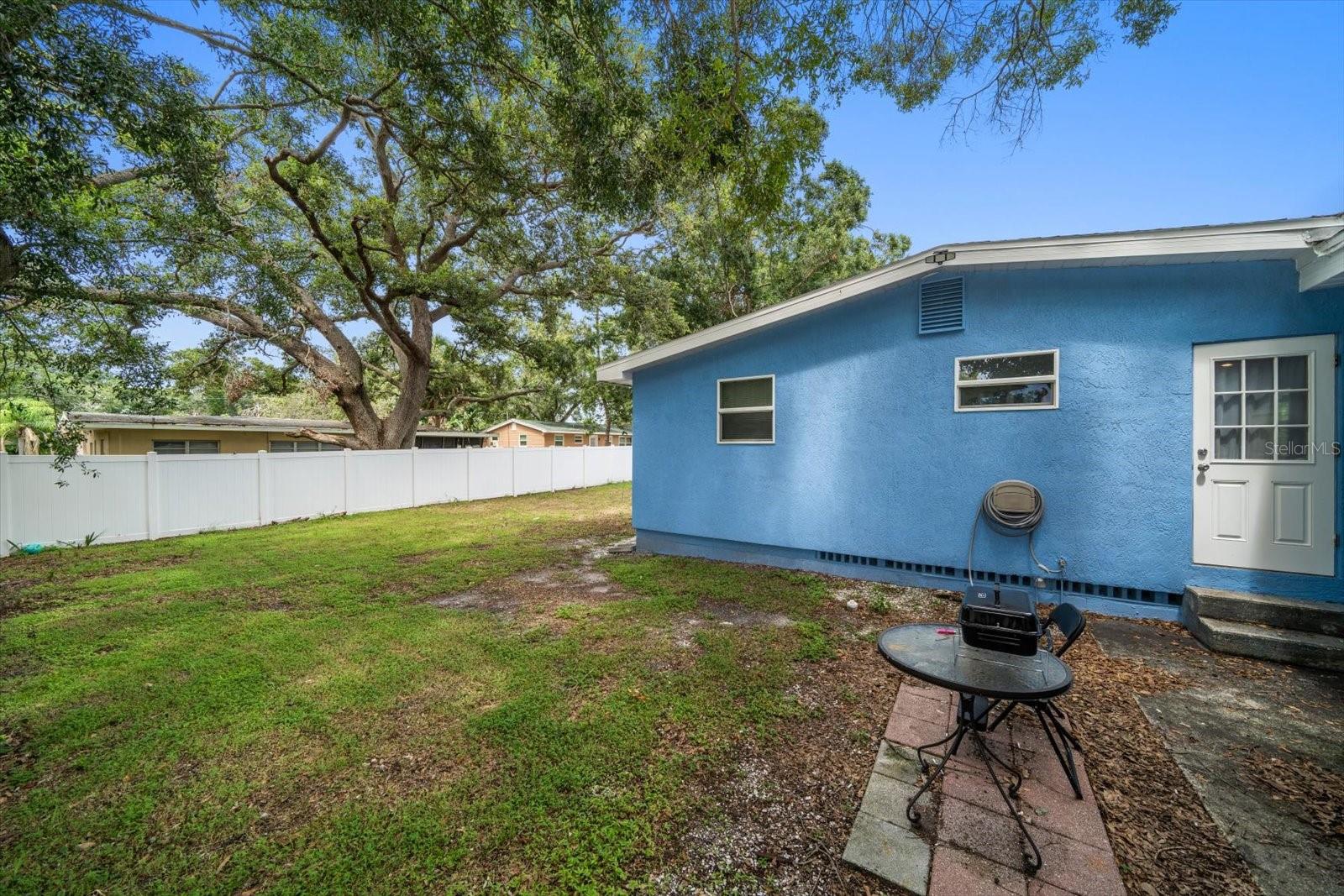 Image 22 of 25 For 908 Palm Drive