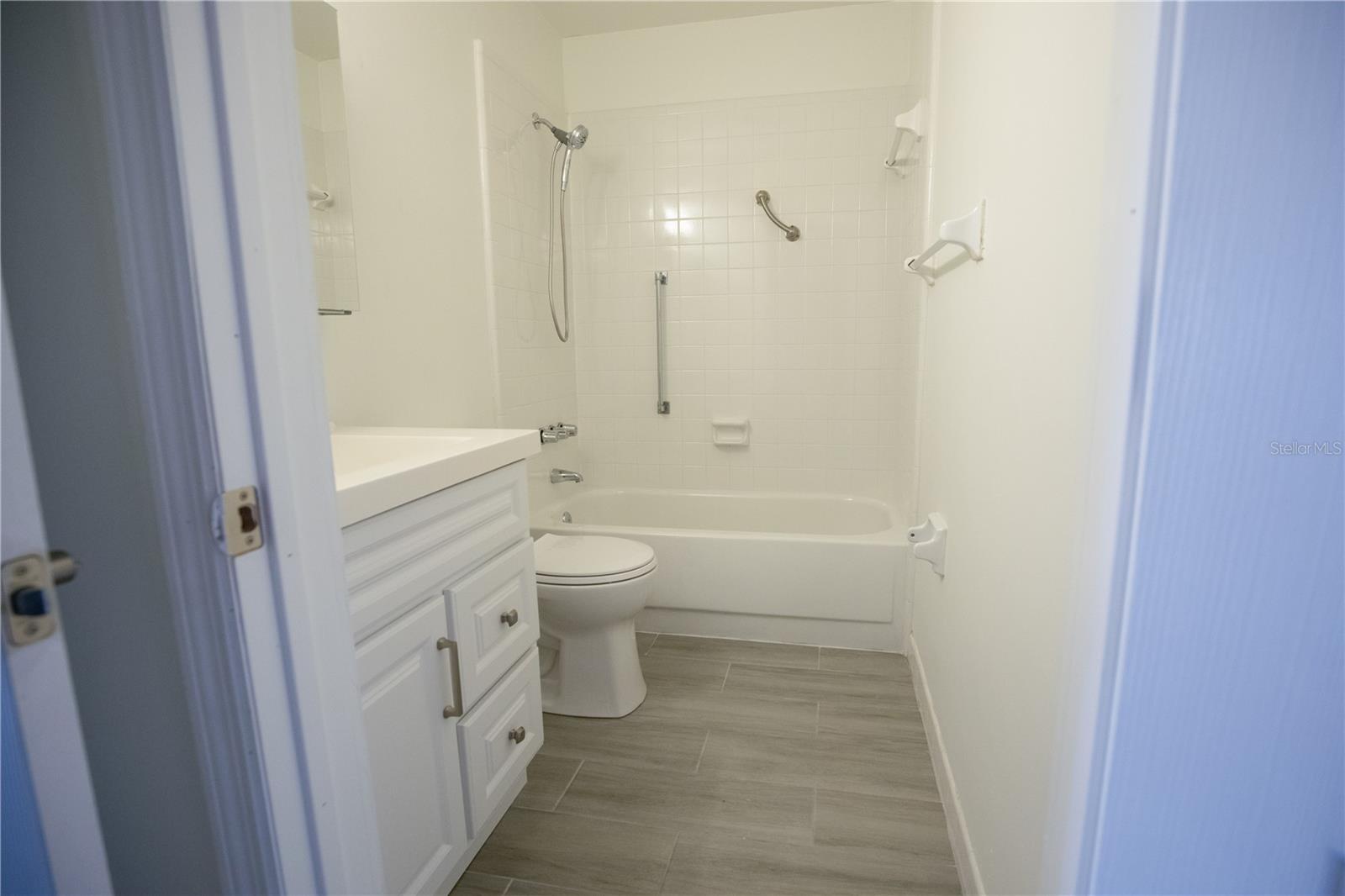 Image 10 of 18 For 250 Rosery Road Nw 227