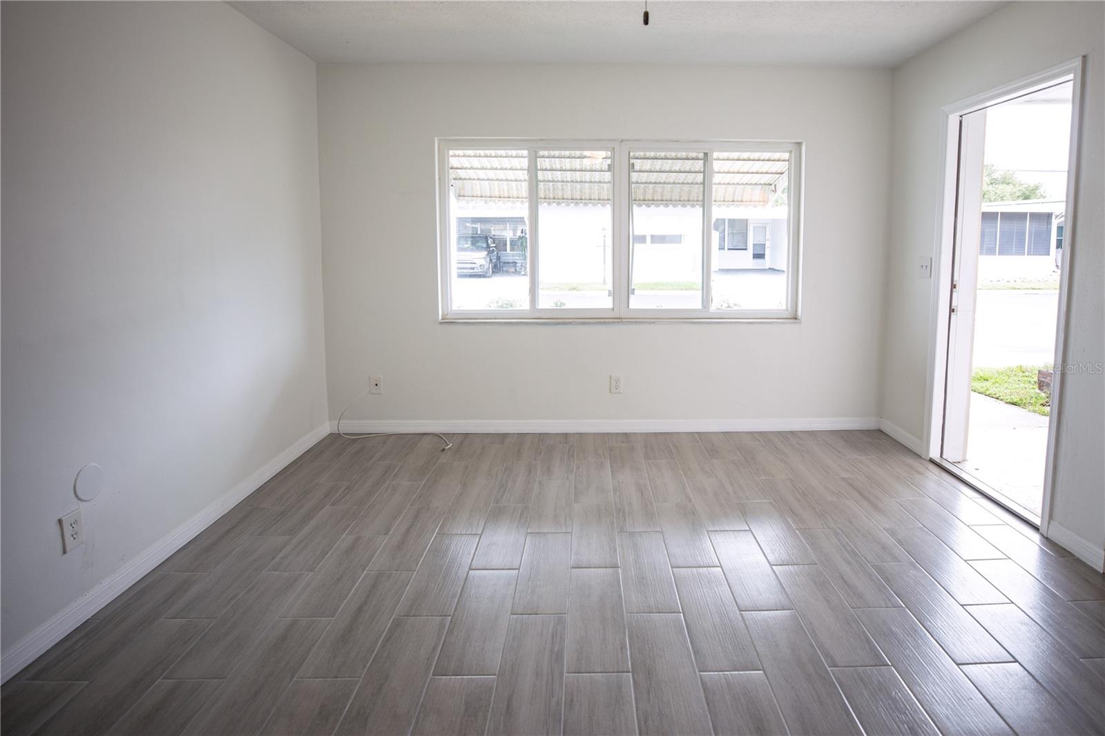 Image 5 of 18 For 250 Rosery Road Nw 227