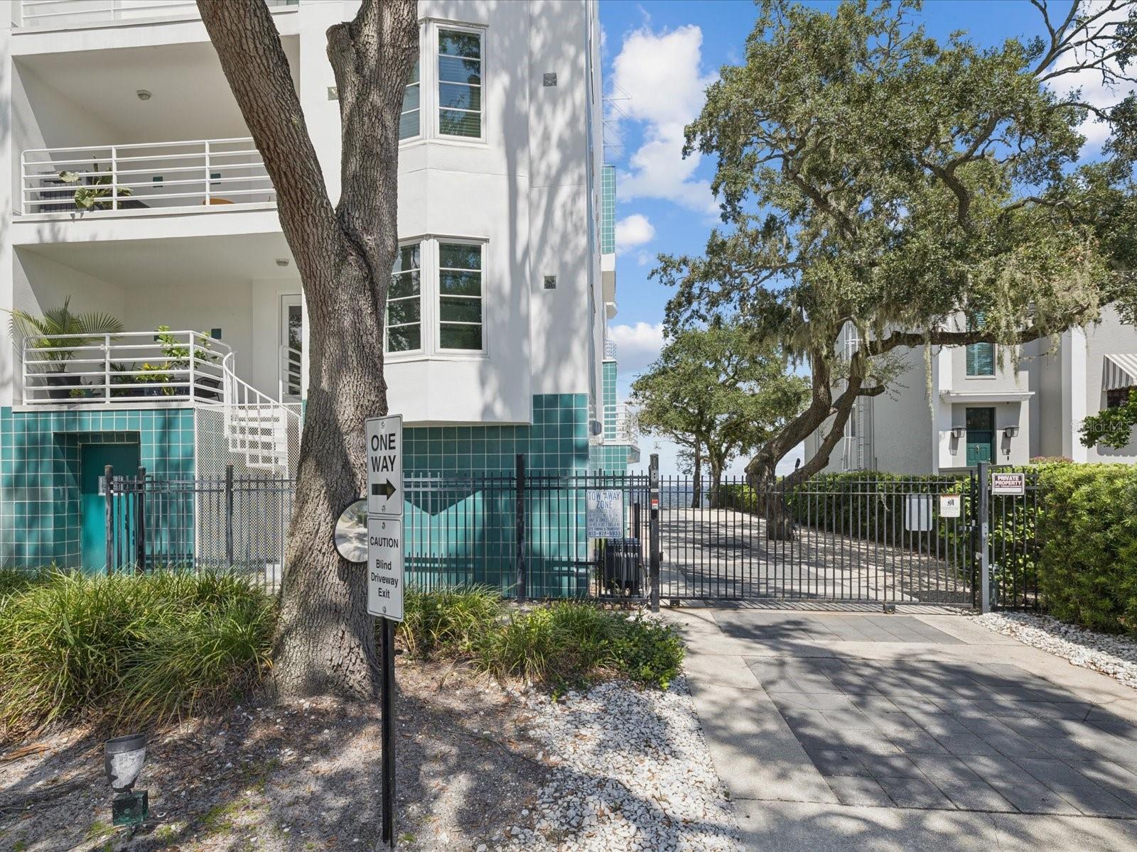 Image 2 of 50 For 4950 Bayshore Boulevard 1