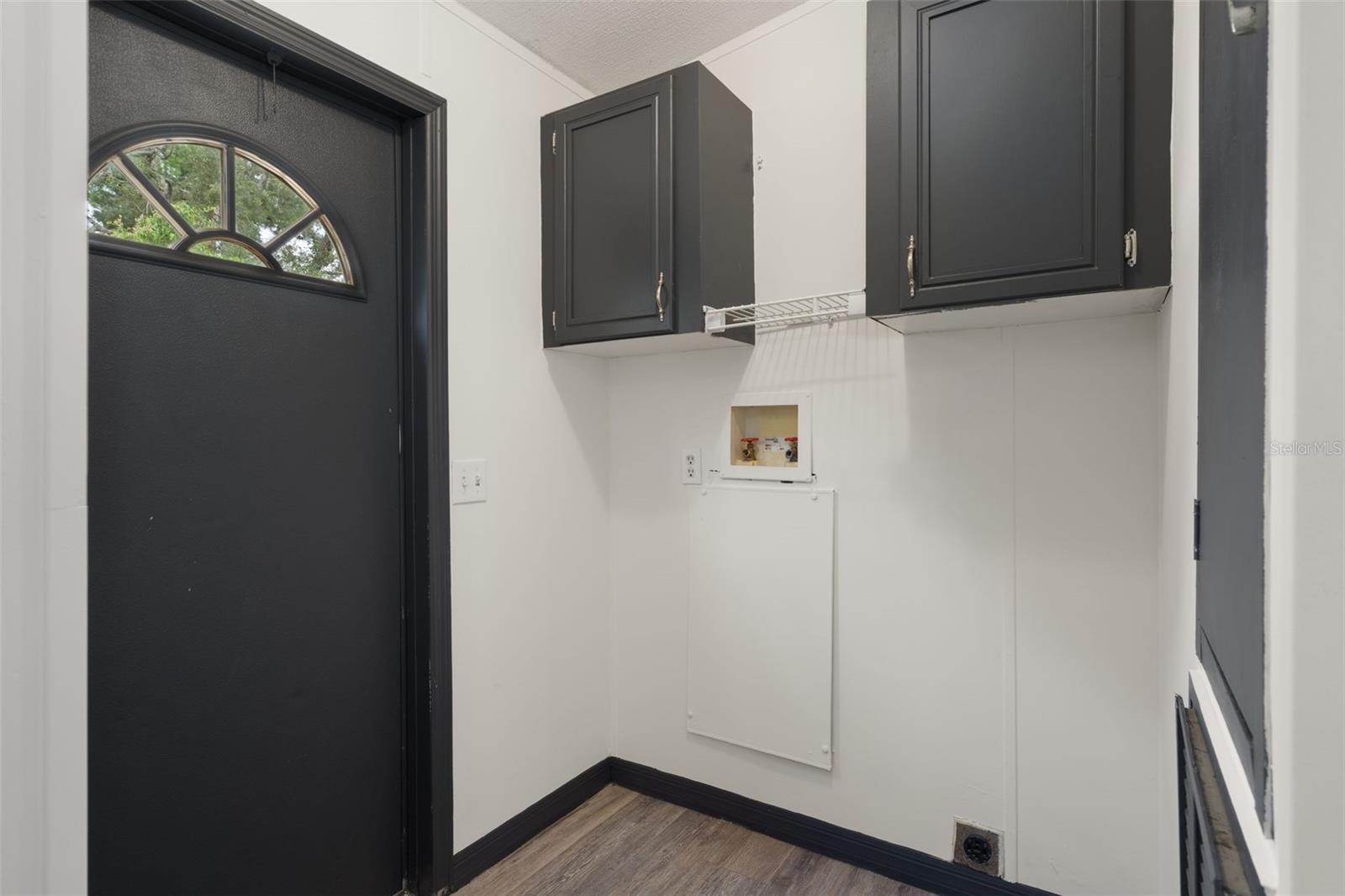 Listing photo id 10 for 3387 Fiskway Street