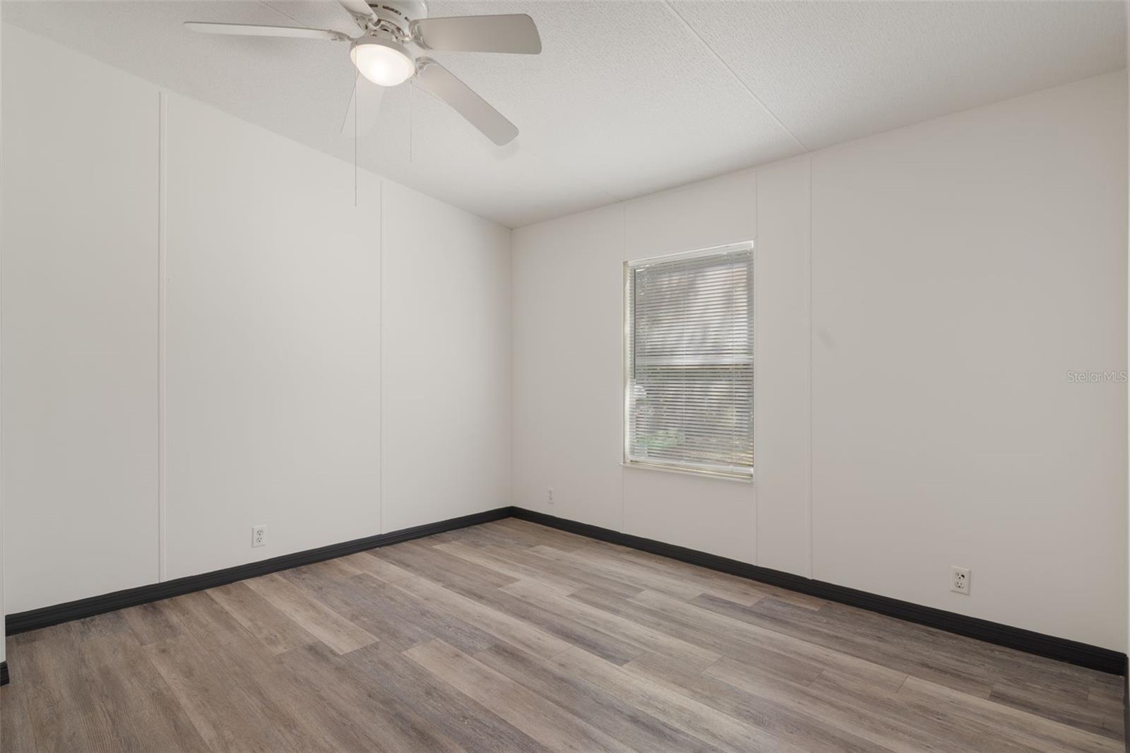 Listing photo id 11 for 3387 Fiskway Street
