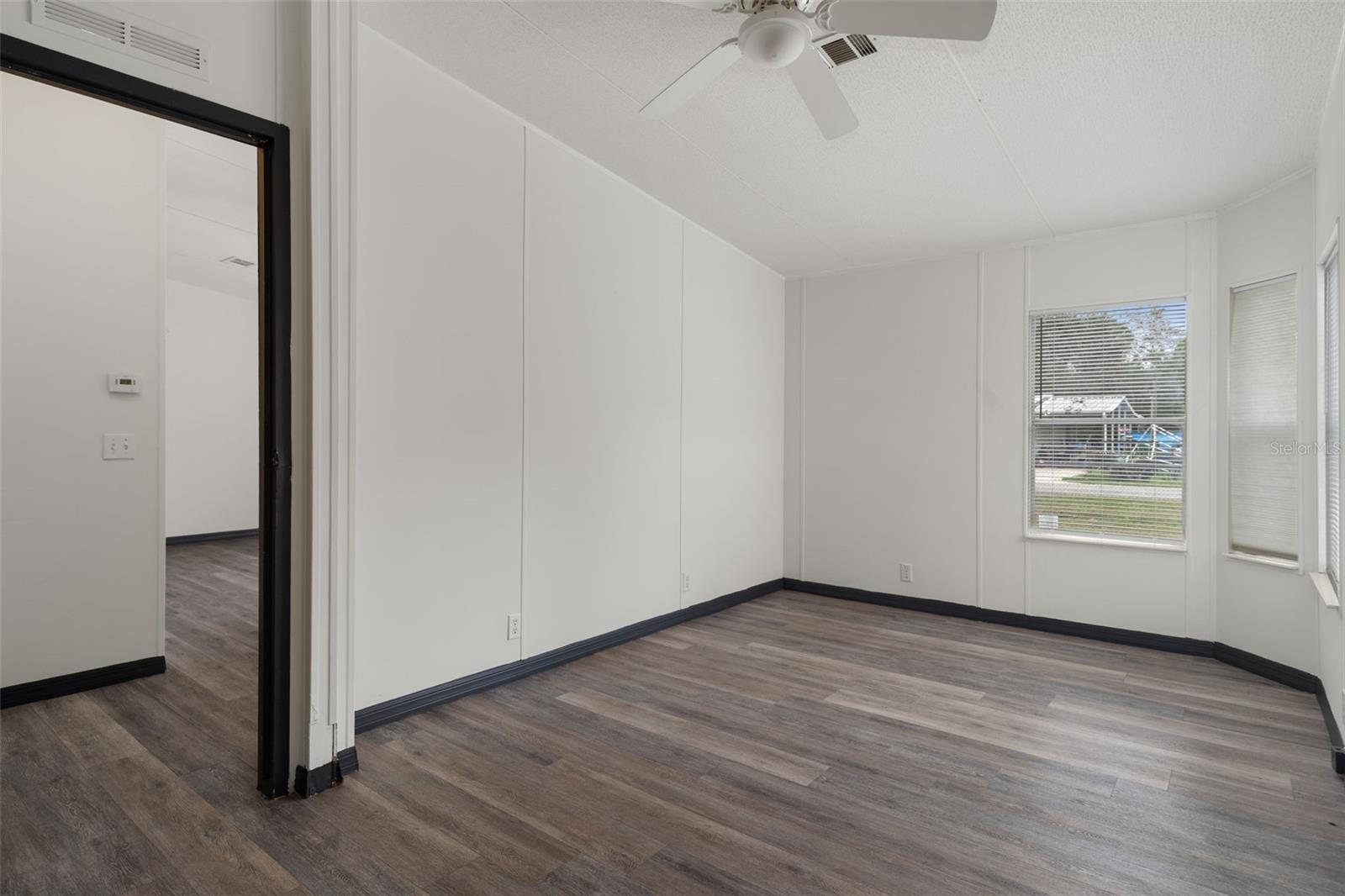 Listing photo id 16 for 3387 Fiskway Street