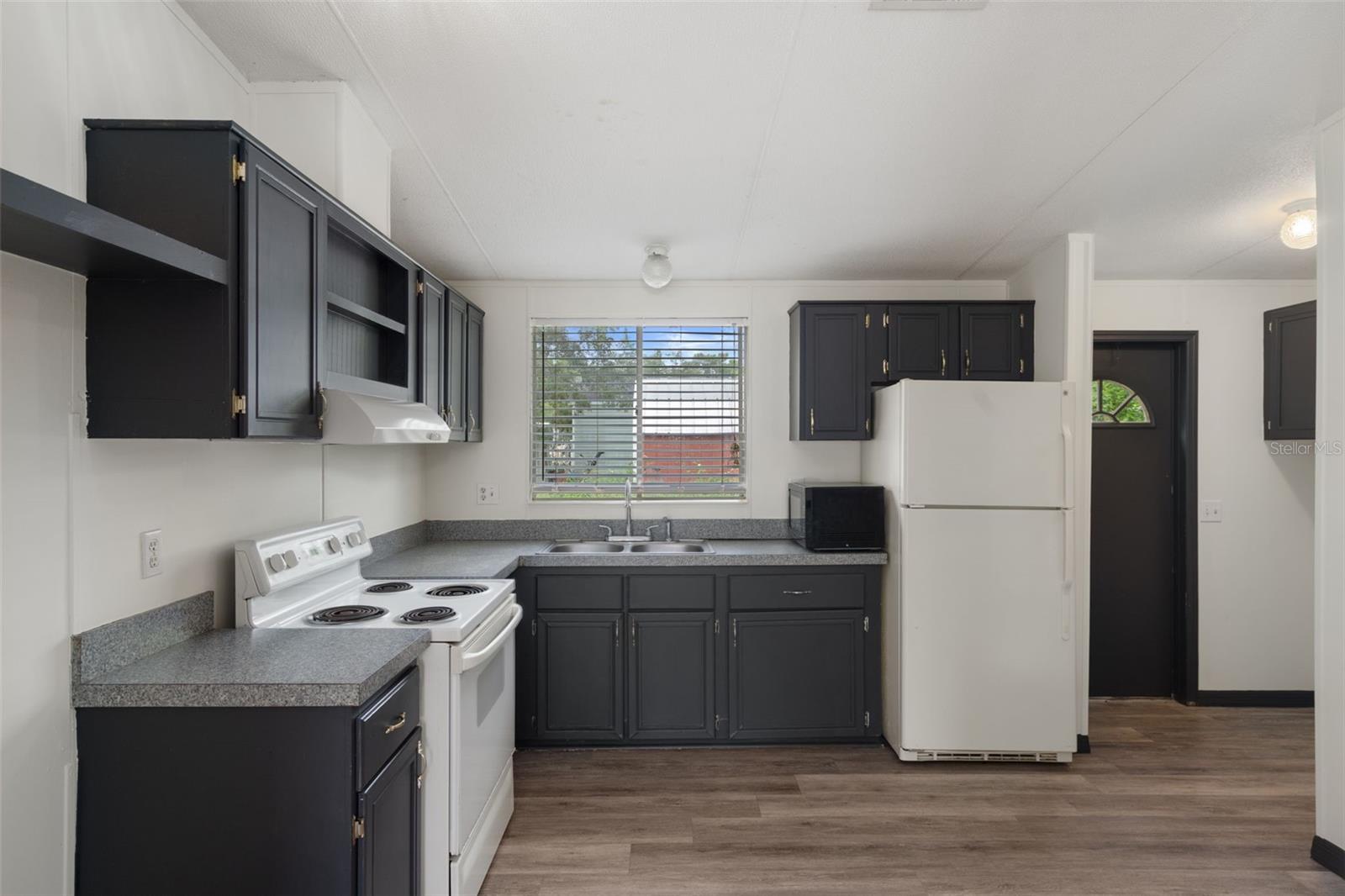 Listing photo id 7 for 3387 Fiskway Street