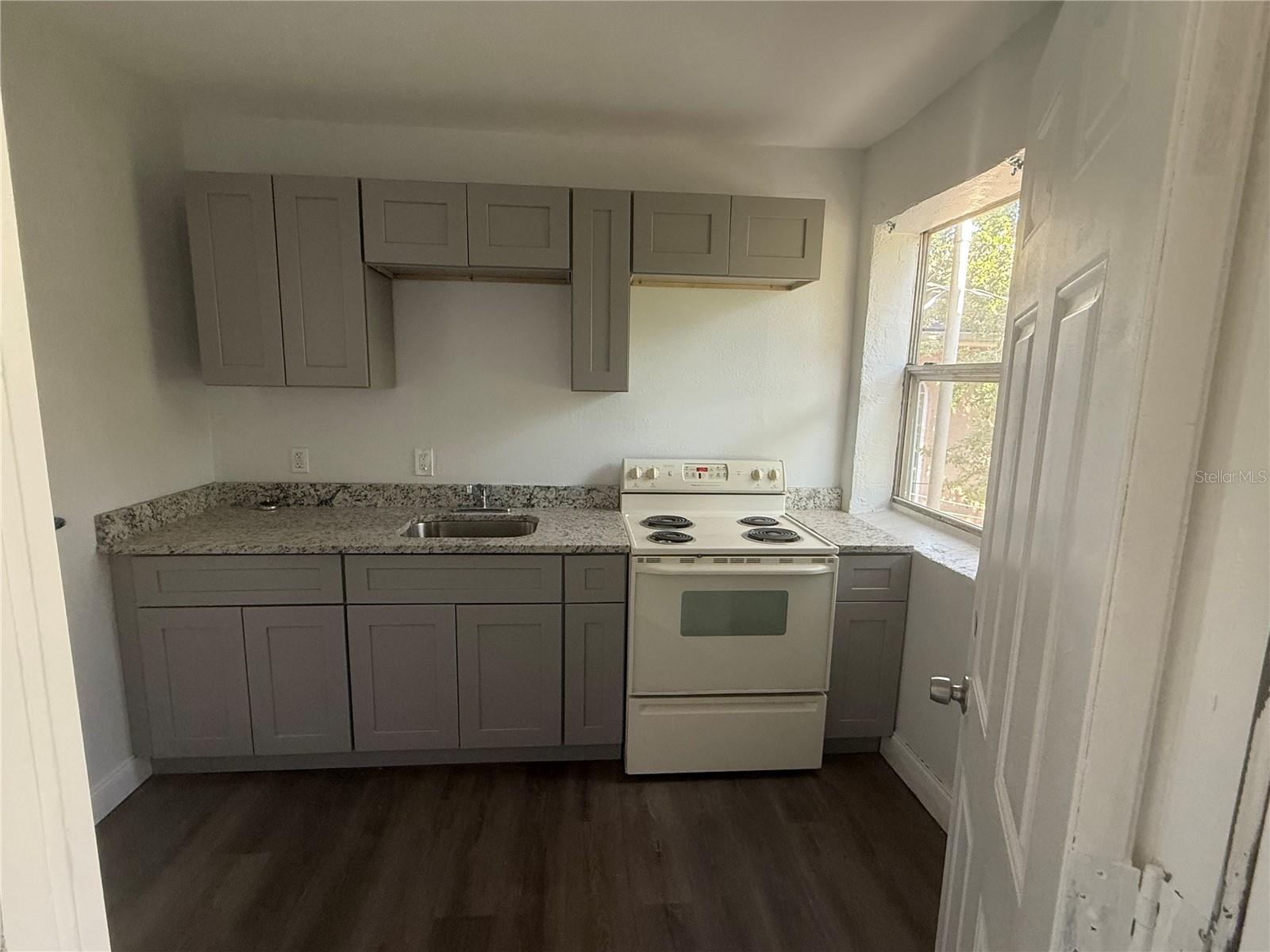Image 3 of 7 For 1705 18th Avenue S E
