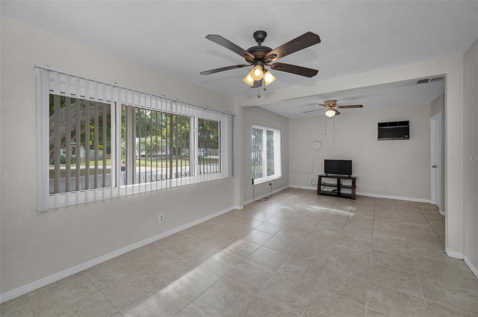 Image 4 of 45 For 10421 124th Terrace