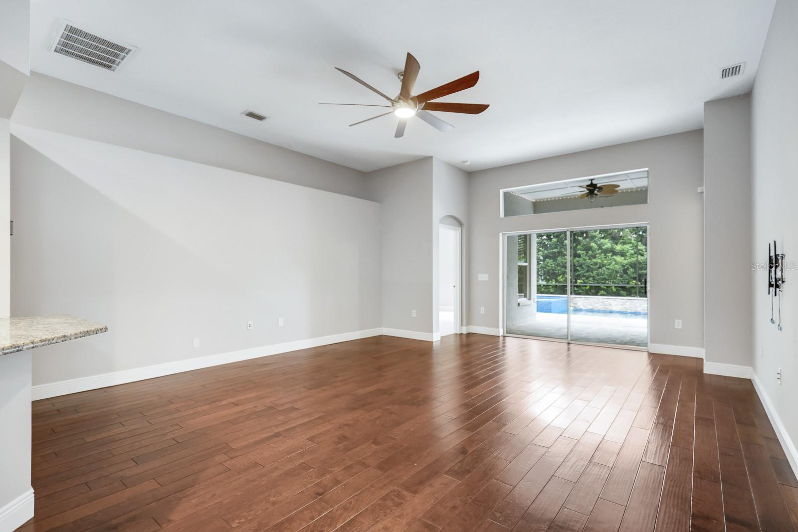 Image 16 of 49 For 15533 Martinmeadow Drive