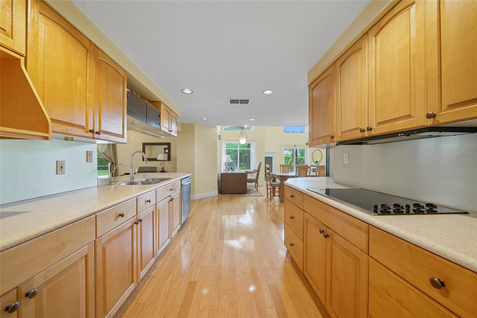 Image 9 of 43 For 15507 Himes Avenue