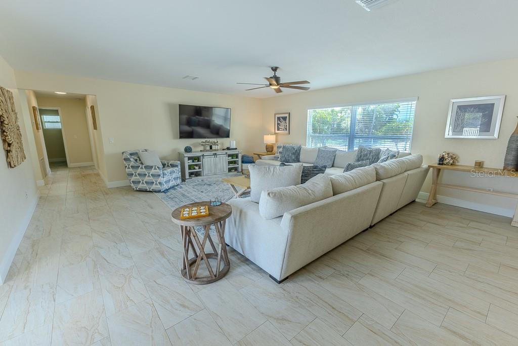Listing photo id 10 for 5021 Porpoise Place