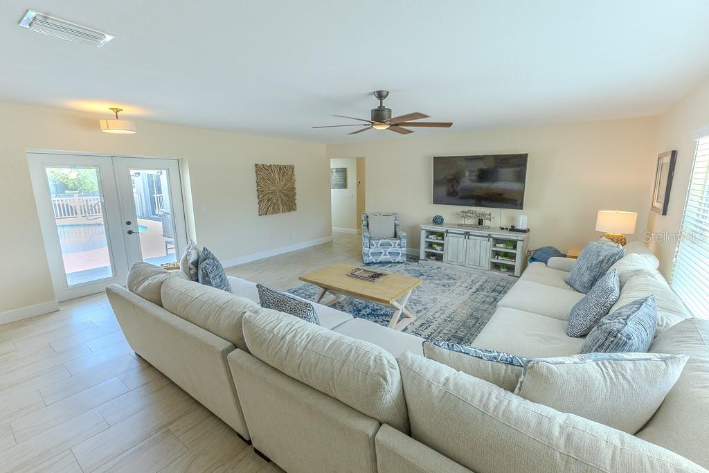 Listing photo id 11 for 5021 Porpoise Place