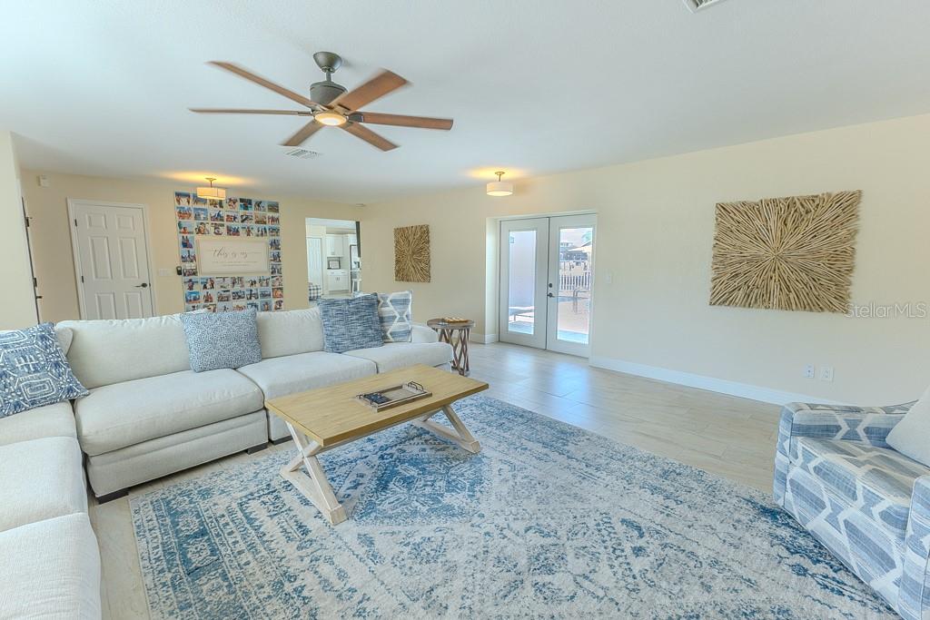 Listing photo id 12 for 5021 Porpoise Place