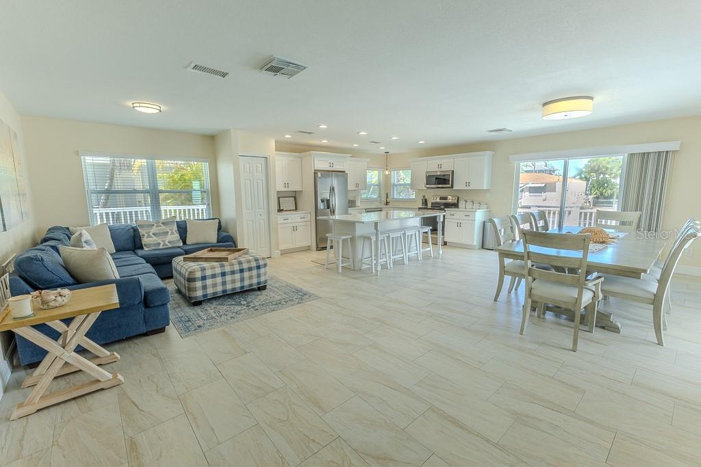 Listing photo id 14 for 5021 Porpoise Place