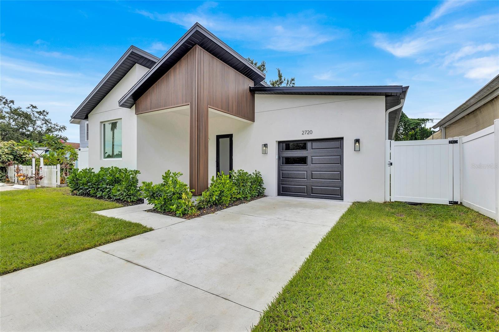Image 2 of 32 For 2720 27th Avenue N