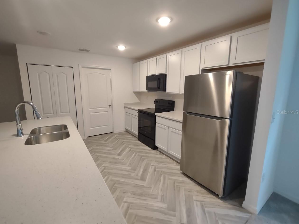 Image 4 of 26 For 108 Goldcoast Place