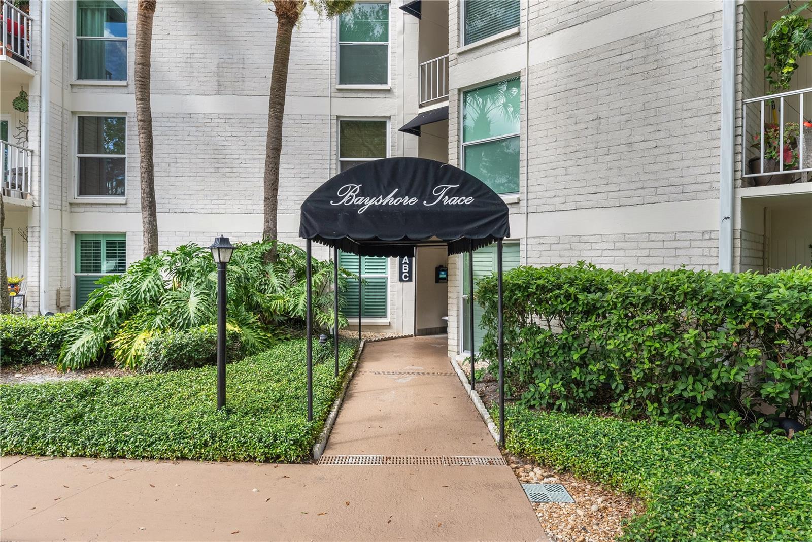 Listing photo id 1 for 3325 Bayshore Boulevard C11
