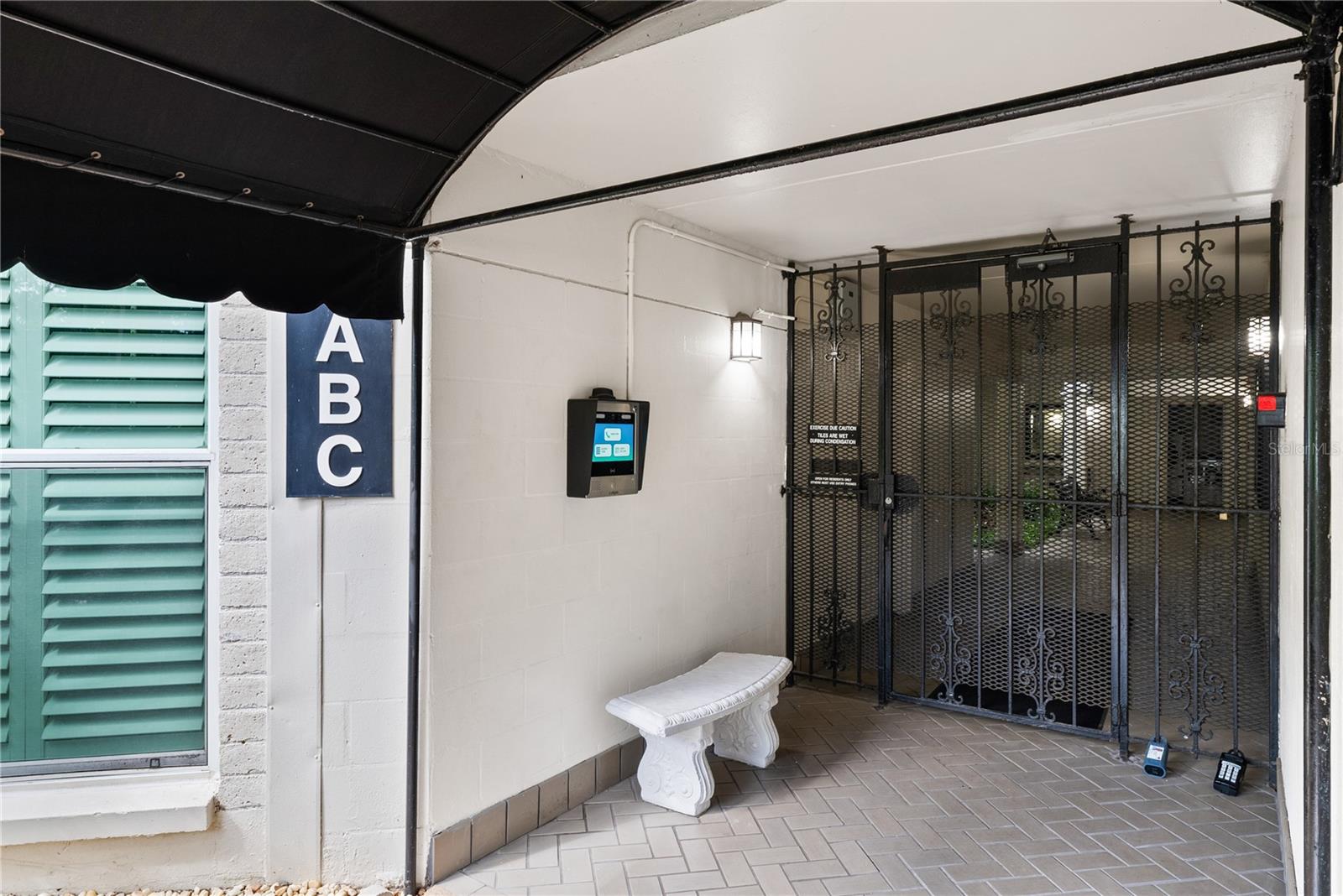 Listing photo id 2 for 3325 Bayshore Boulevard C11