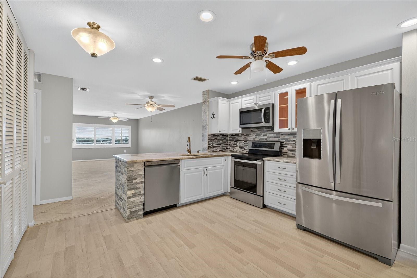 Listing photo id 8 for 100 Bluff View Drive 409c