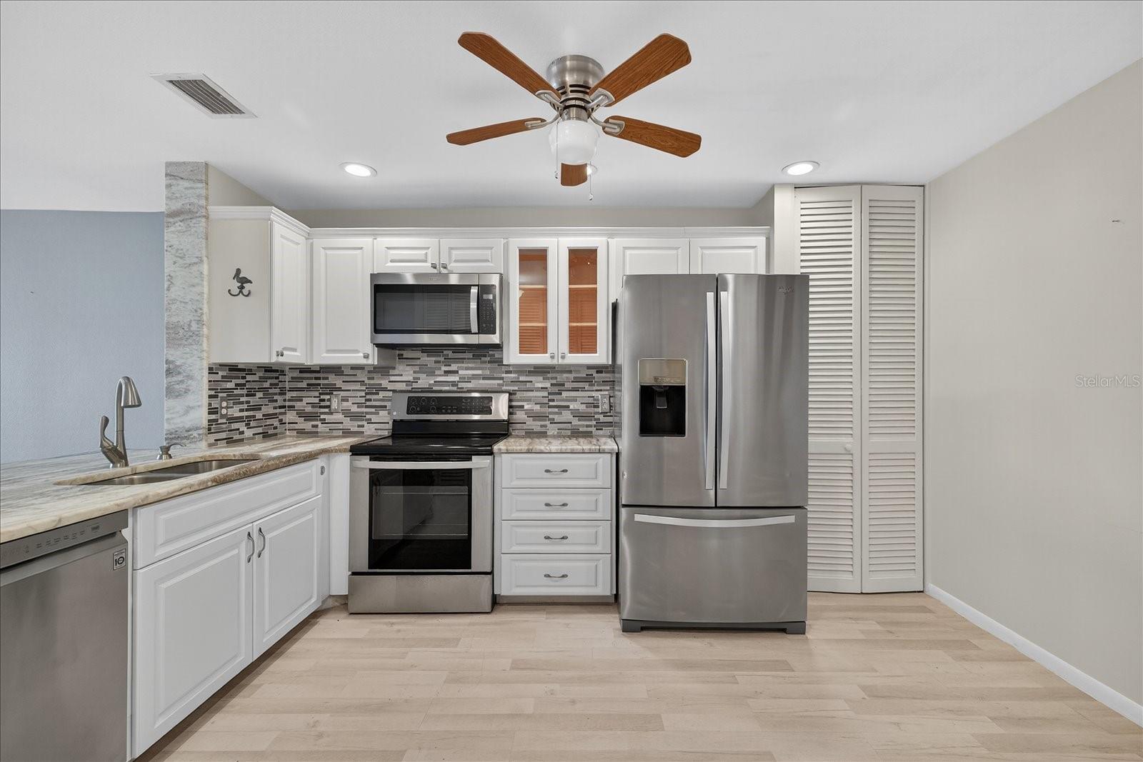 Listing photo id 10 for 100 Bluff View Drive 409c