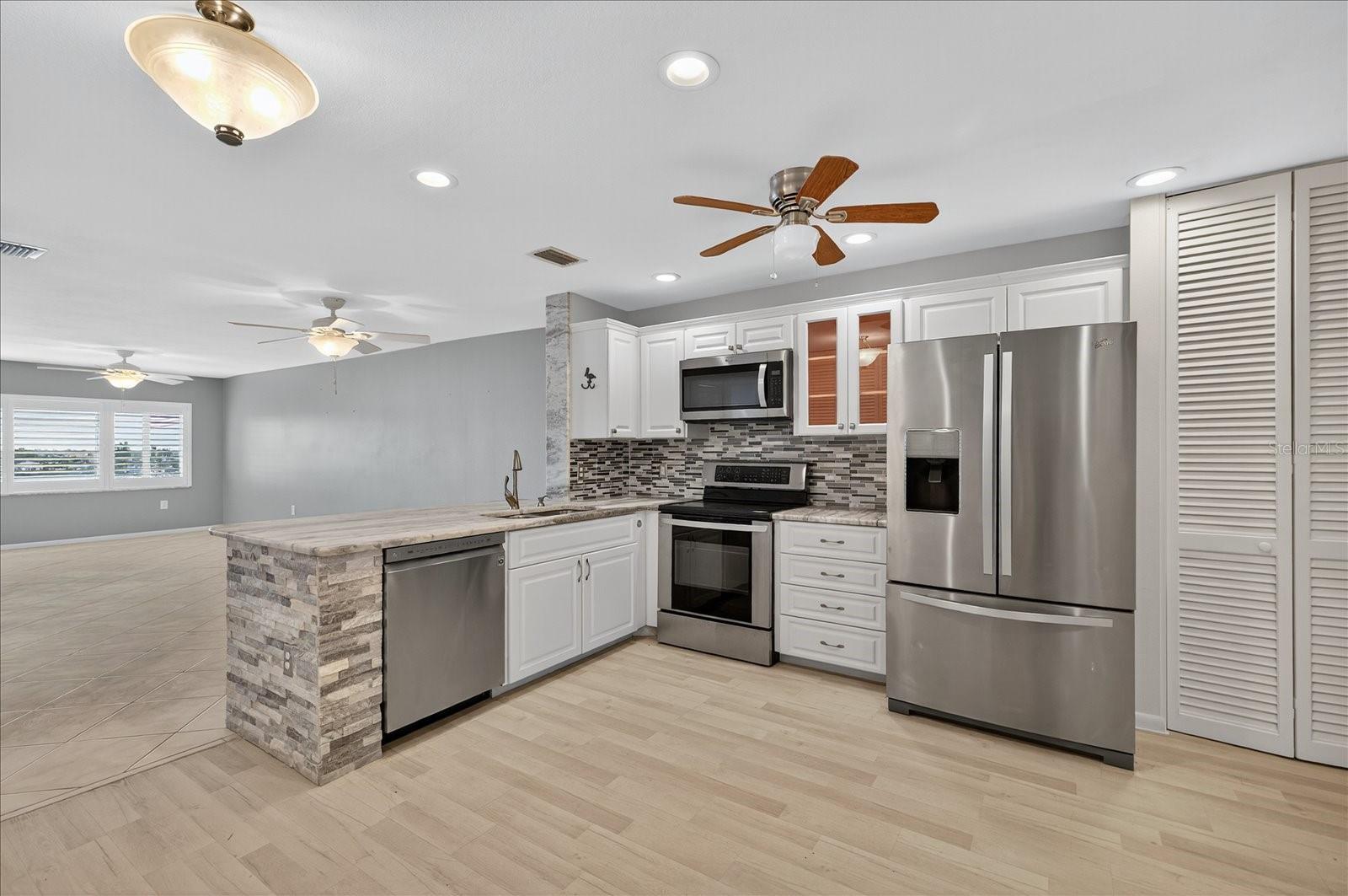 Listing photo id 11 for 100 Bluff View Drive 409c