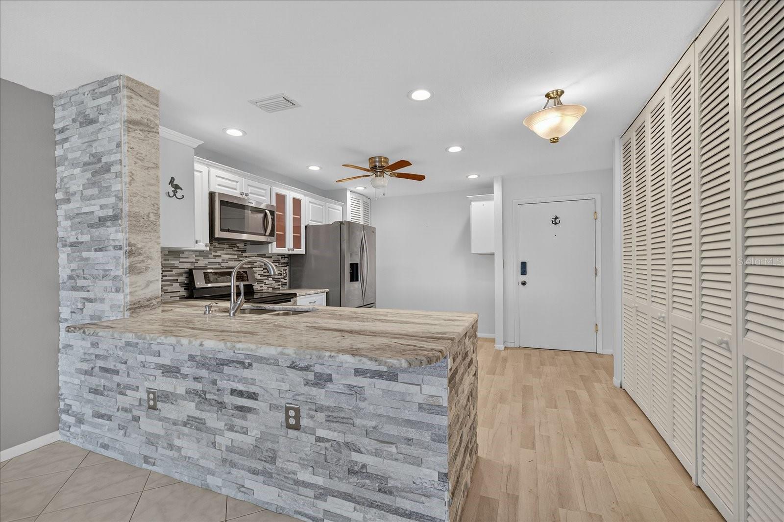 Listing photo id 12 for 100 Bluff View Drive 409c