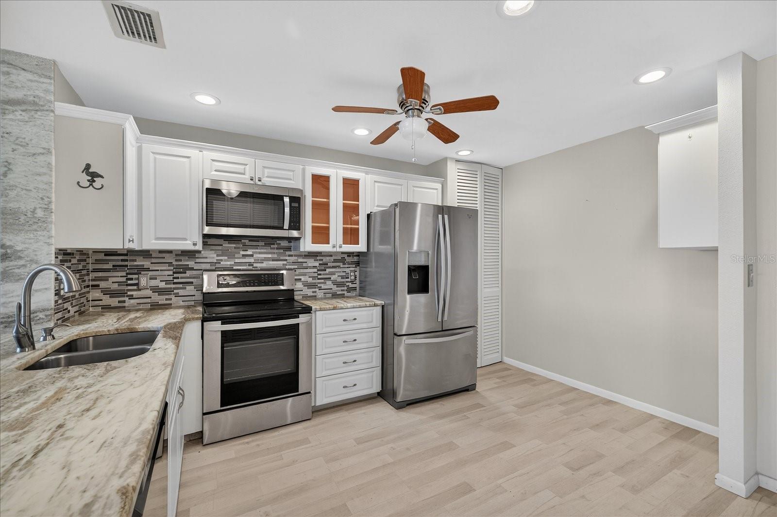 Listing photo id 13 for 100 Bluff View Drive 409c