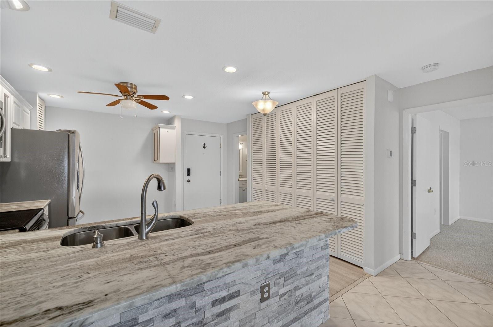 Listing photo id 16 for 100 Bluff View Drive 409c