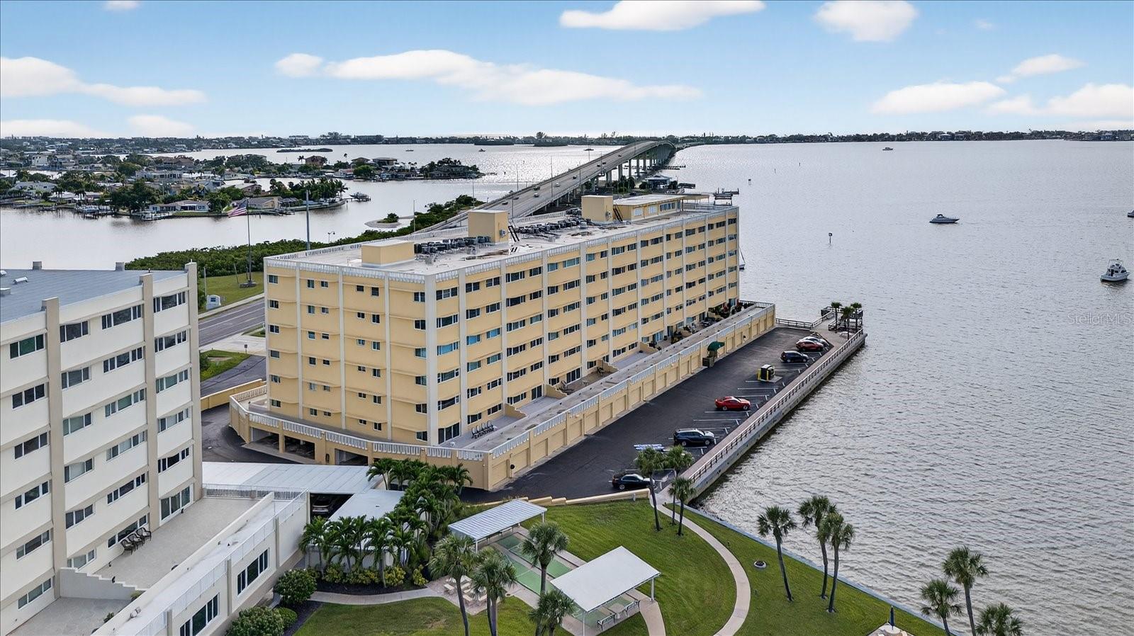 Listing photo id 35 for 100 Bluff View Drive 409c