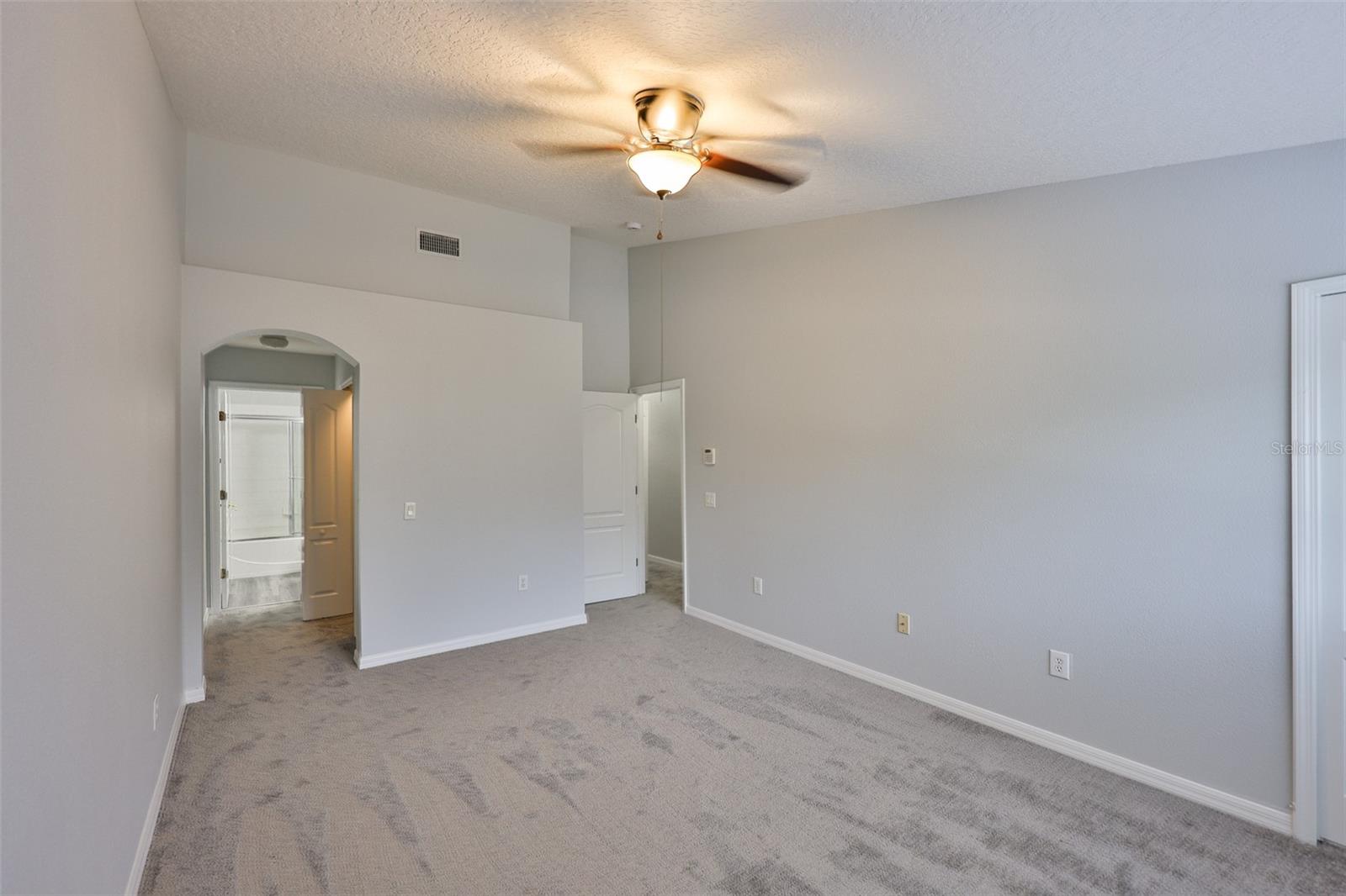 Image 22 of 41 For 13127 Kings Crossing Drive