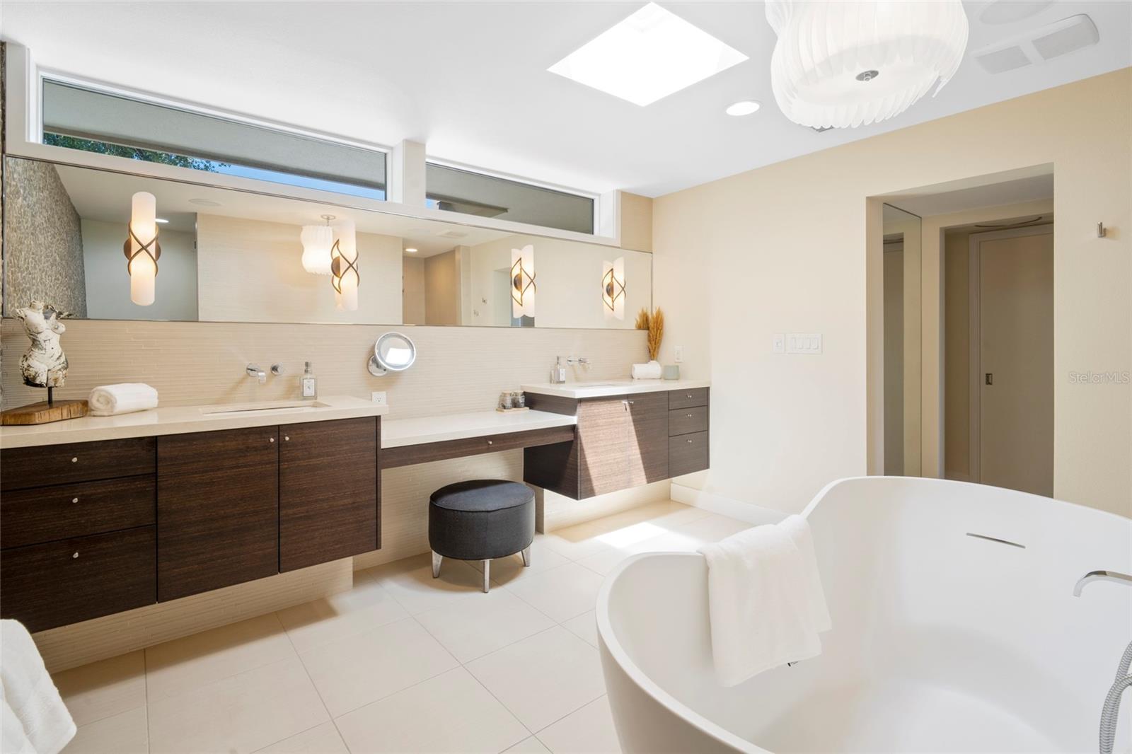 Listing photo id 39 for 10 Brightwaters Circle Ne