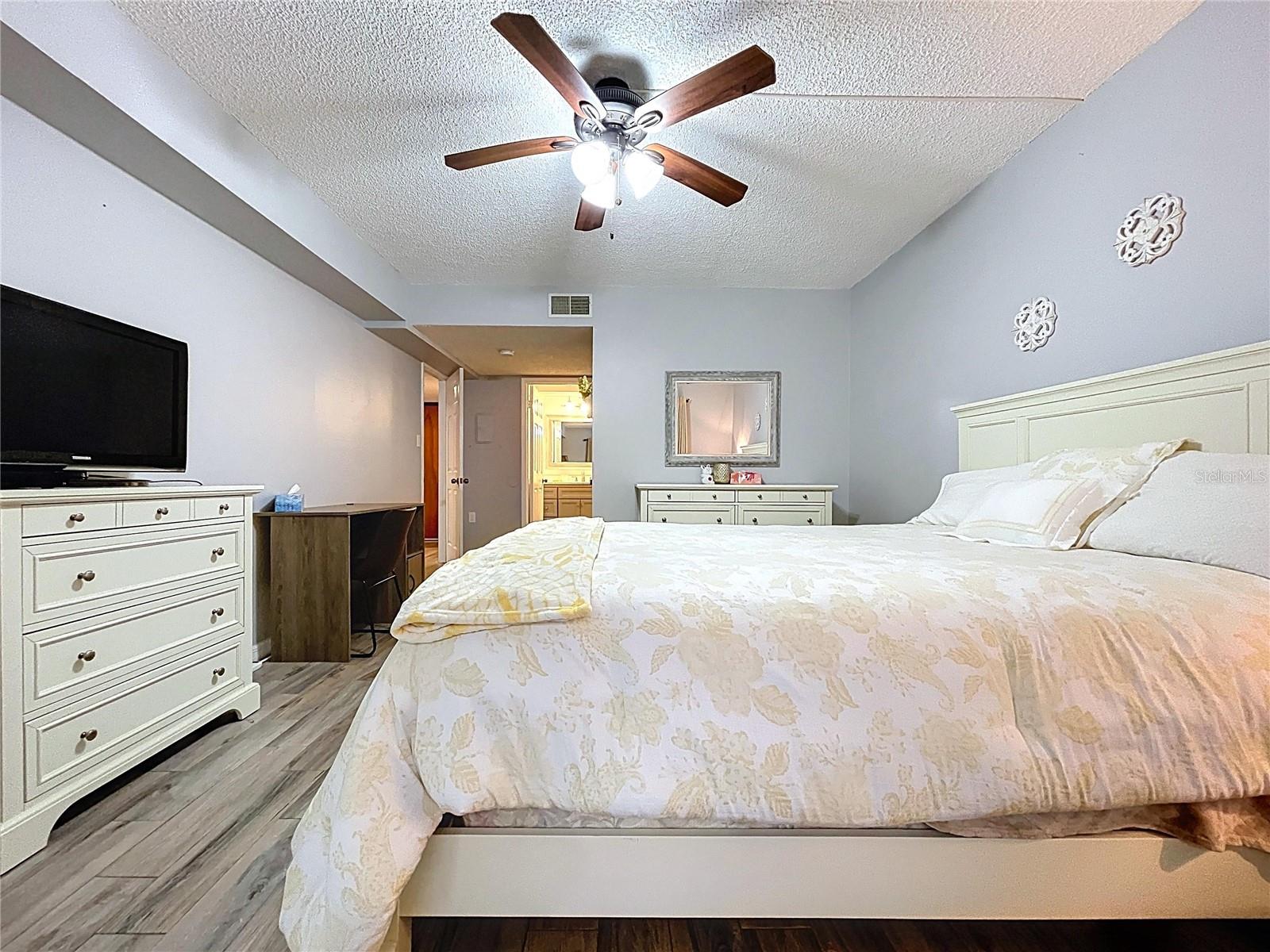 Image 16 of 34 For 2587 Countryside Boulevard 6107