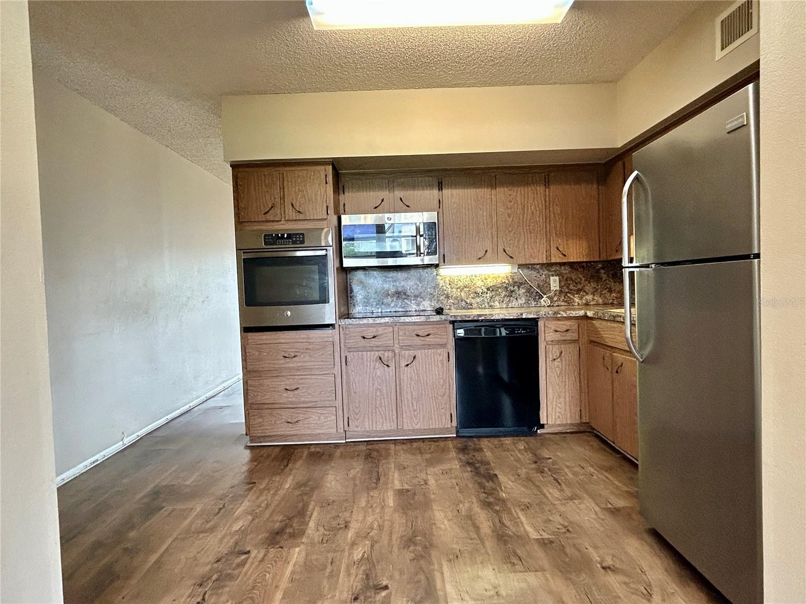 Image 11 of 48 For 2402 Ecuadorian Way 28