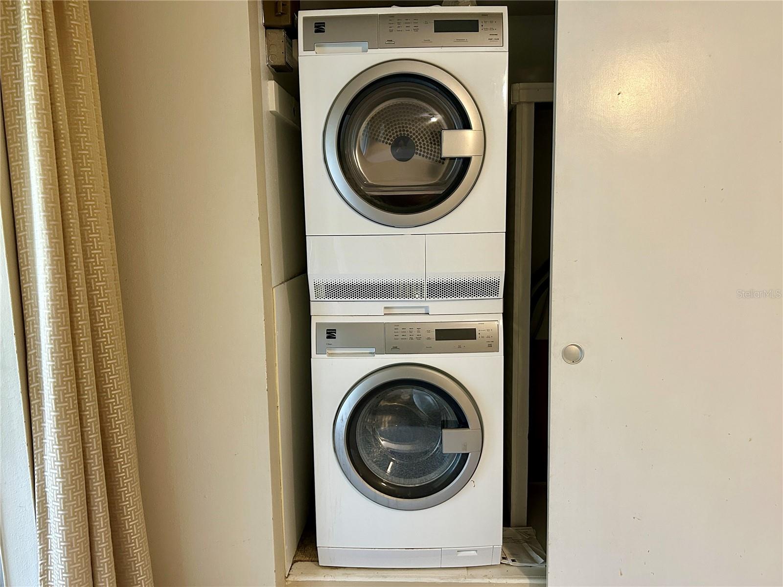 Image 20 of 48 For 2402 Ecuadorian Way 28