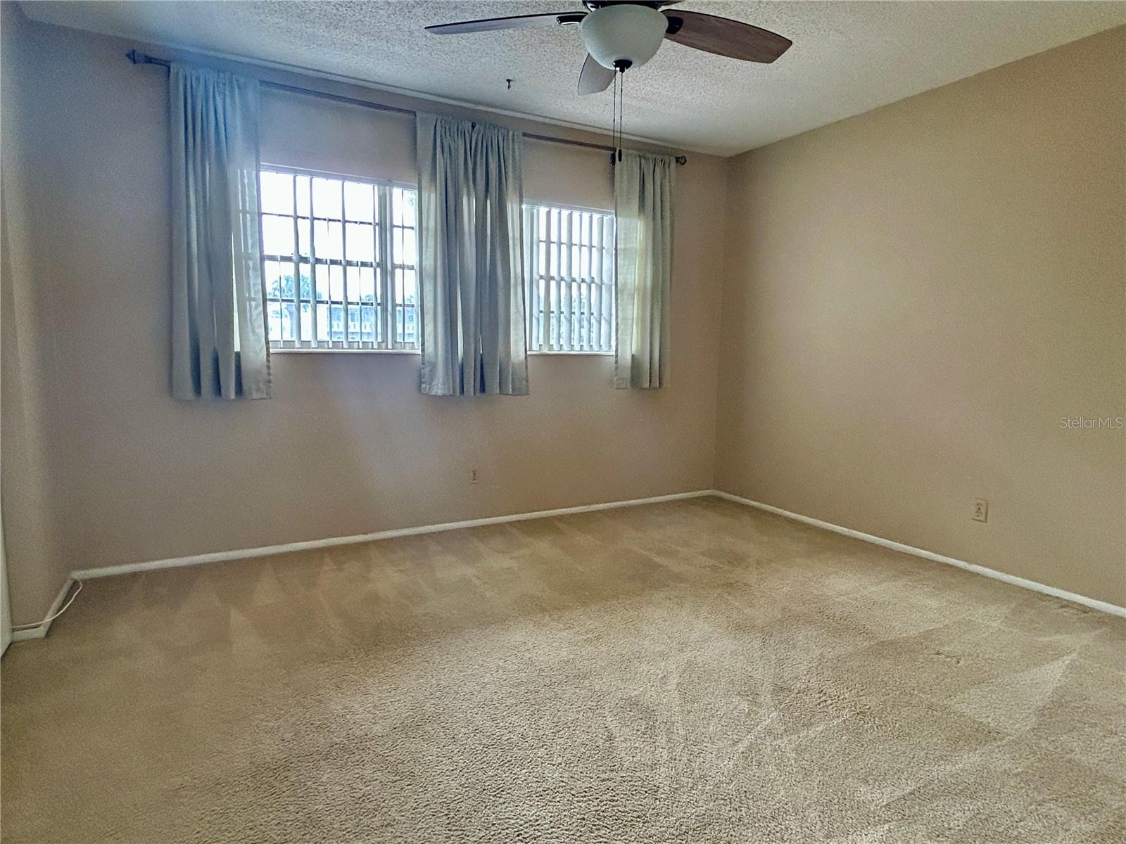 Image 23 of 48 For 2402 Ecuadorian Way 28