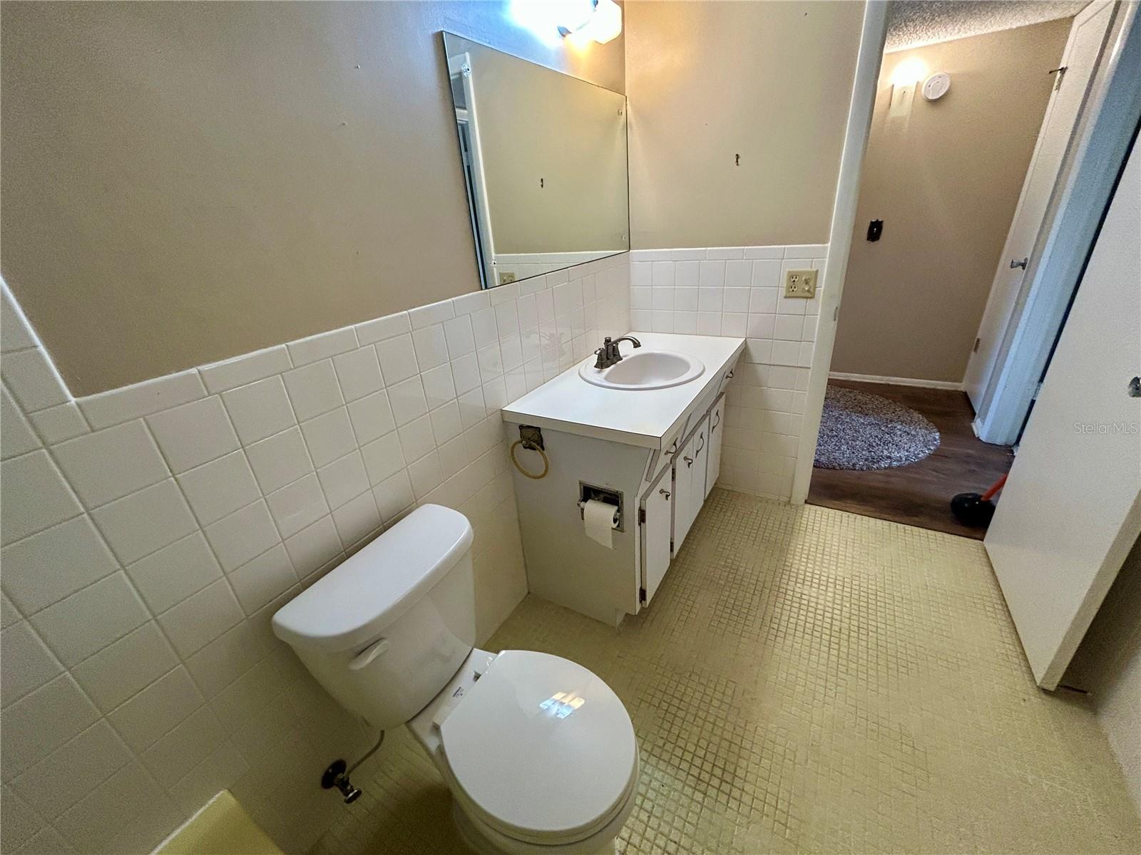 Image 27 of 48 For 2402 Ecuadorian Way 28