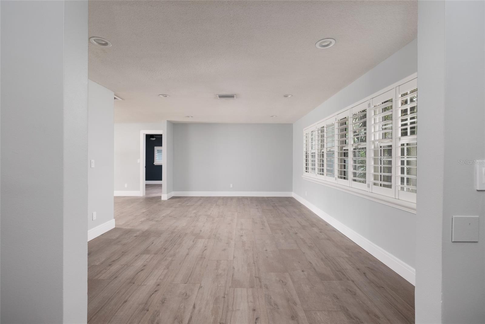 Image 11 of 41 For 9723 Oak Street Ne