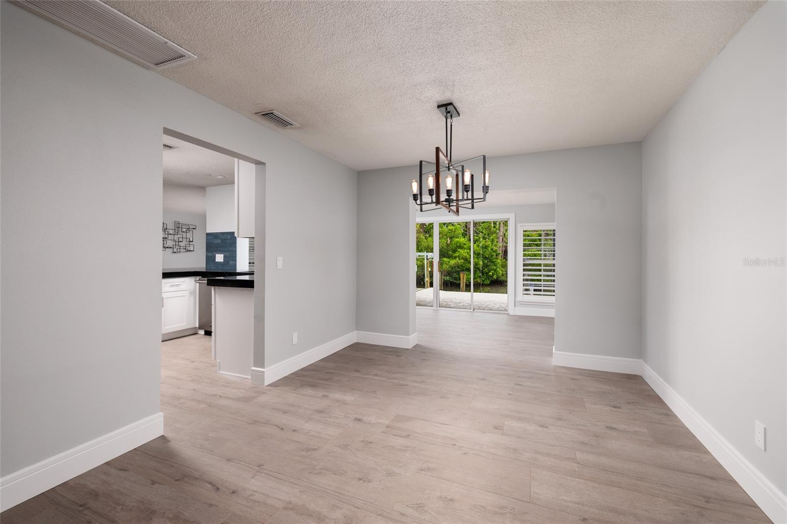 Image 12 of 41 For 9723 Oak Street Ne