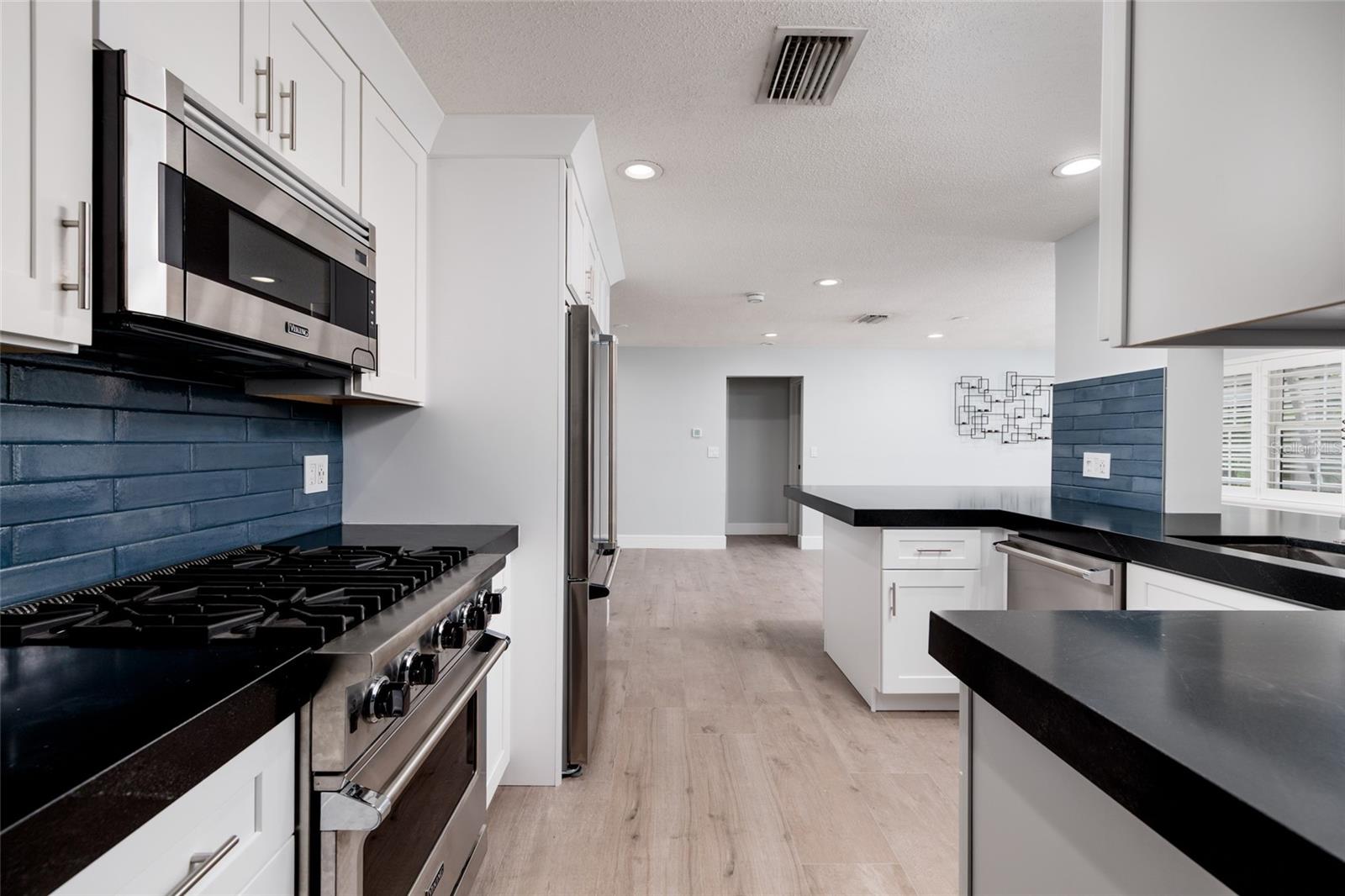 Image 13 of 41 For 9723 Oak Street Ne
