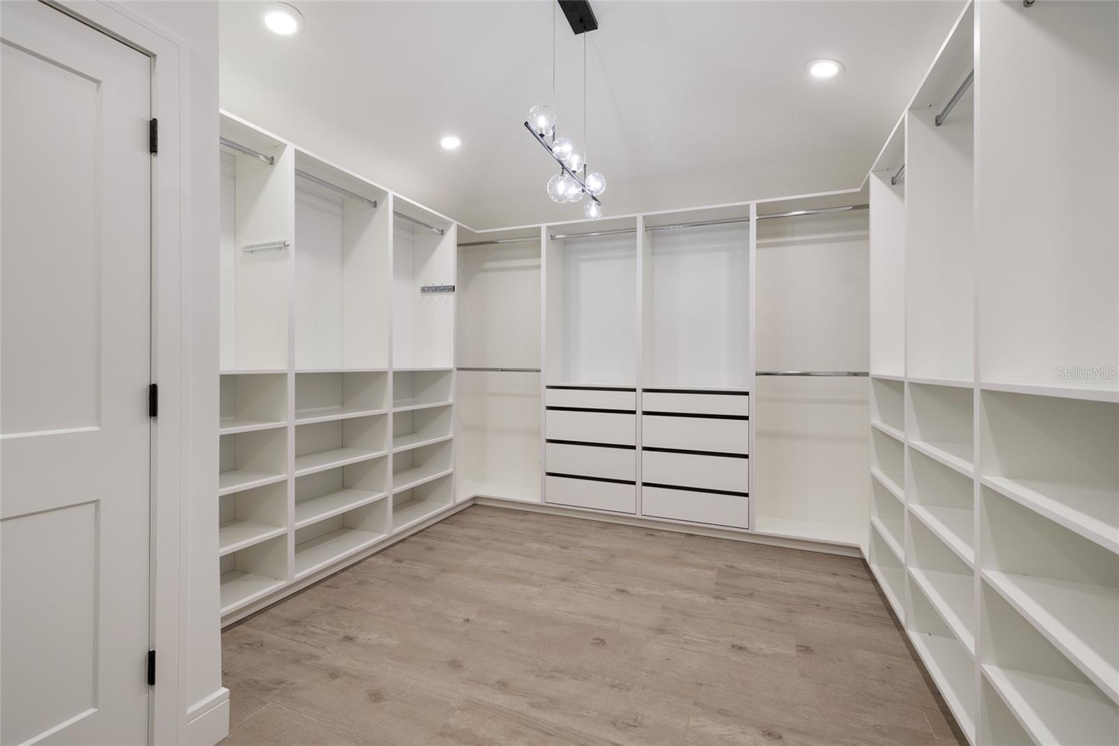 Image 22 of 41 For 9723 Oak Street Ne