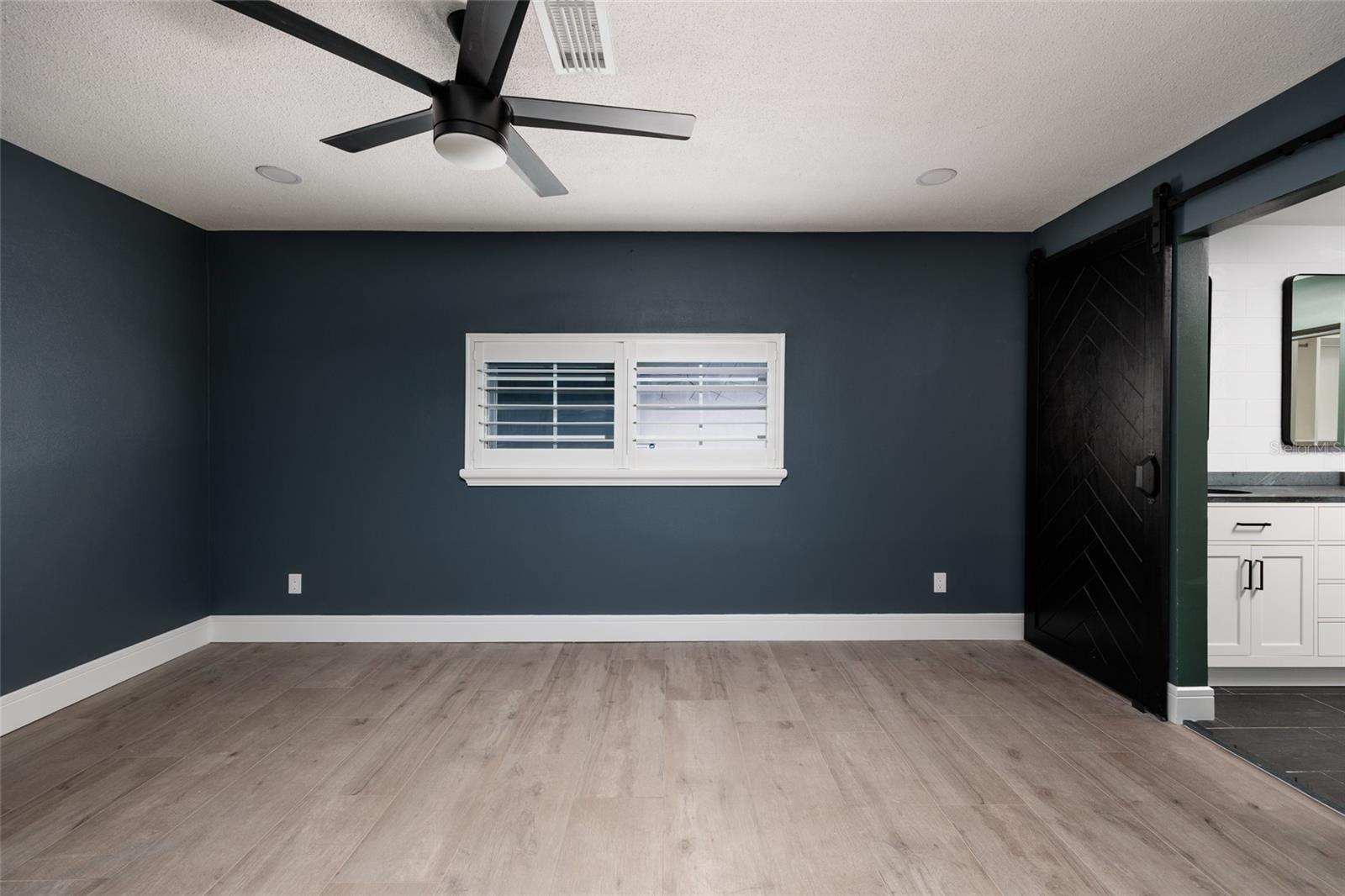 Image 23 of 41 For 9723 Oak Street Ne