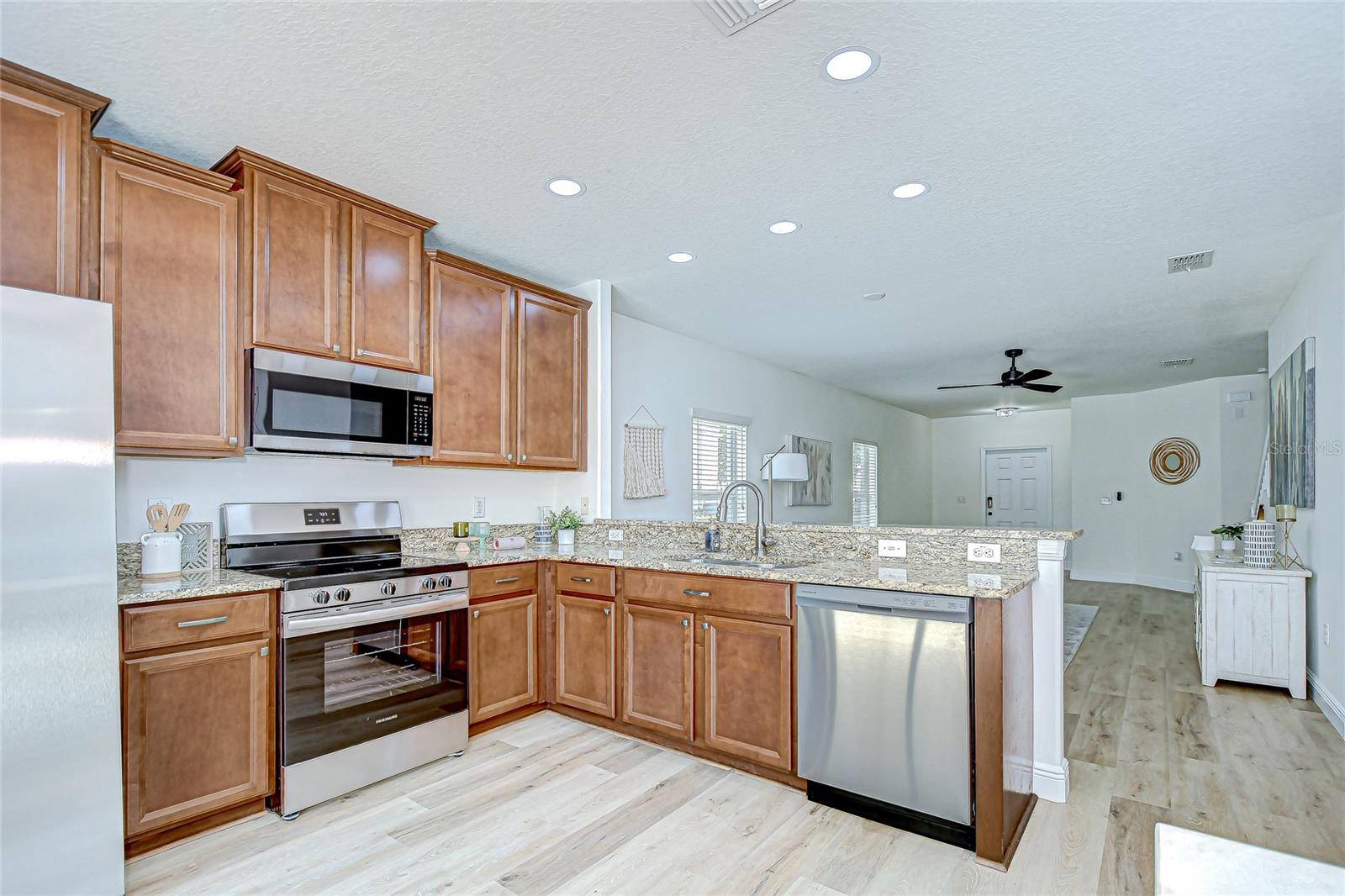 Image 14 of 39 For 12523 Field Point Way