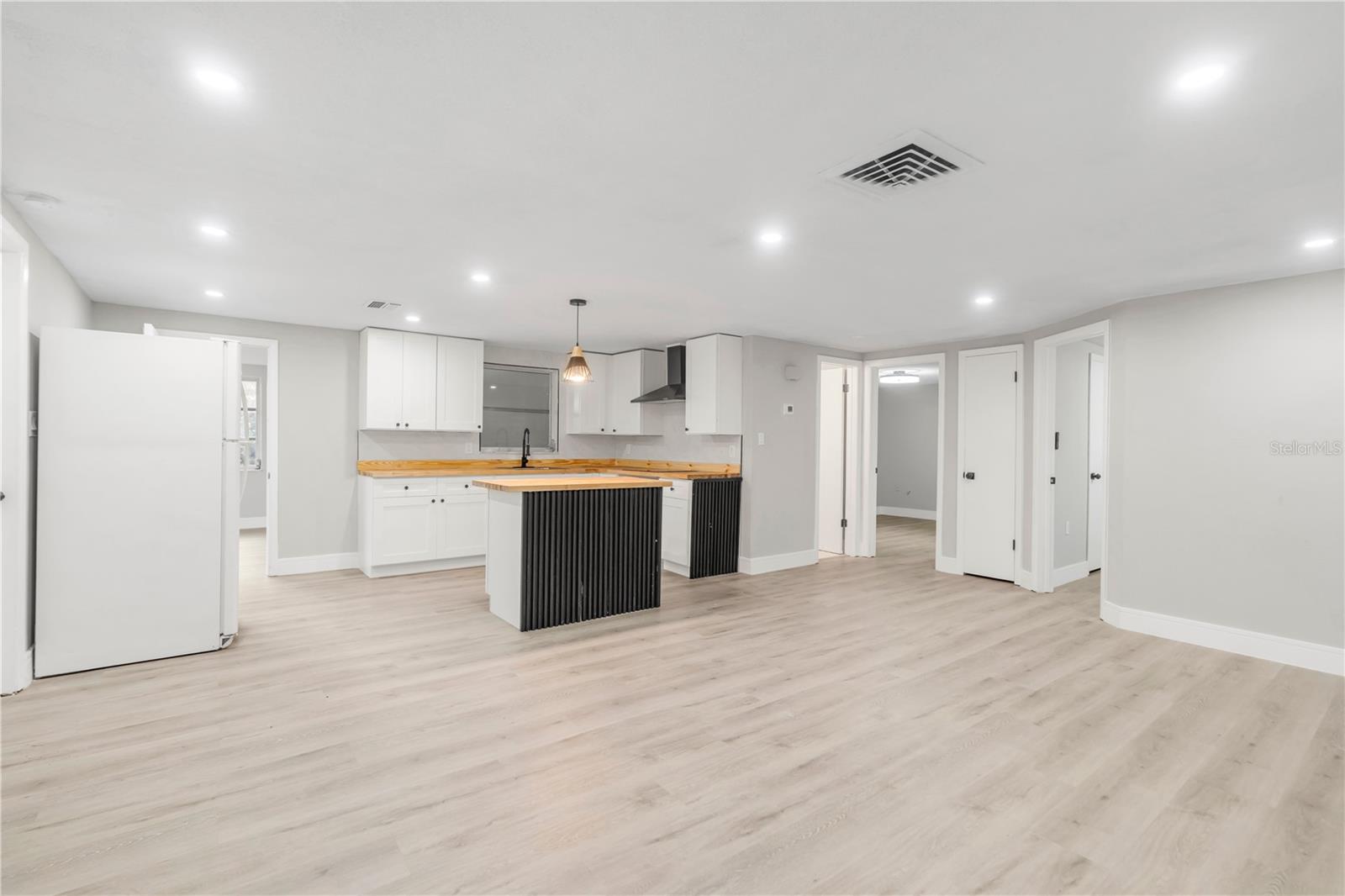 Image 3 of 17 For 9135 Suffolk Lane