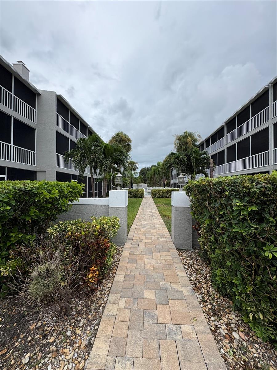 Image 9 of 27 For 737 Pinellas Bayway S 111