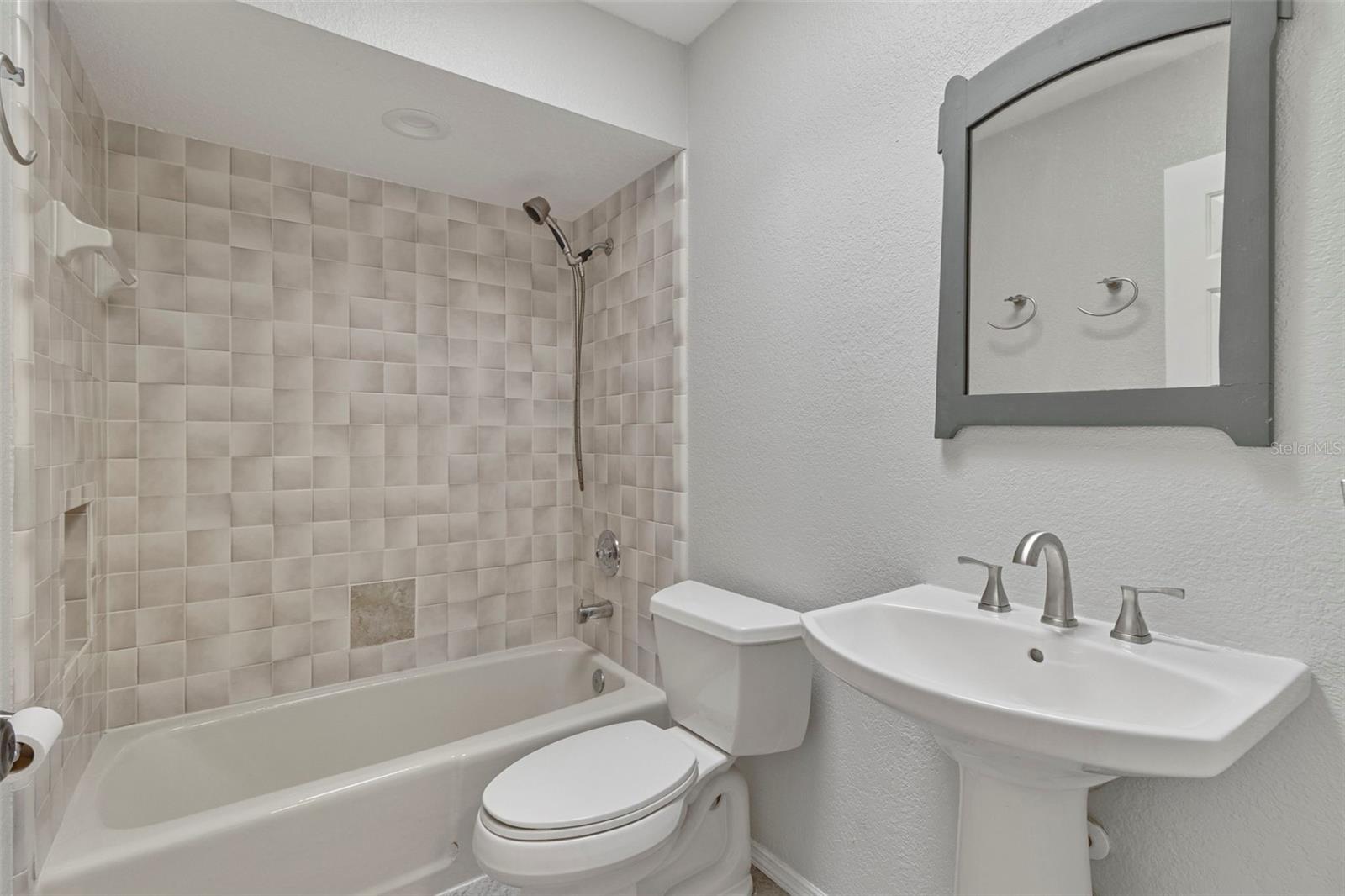 Image 16 of 39 For 2434 Lake View Boulevard
