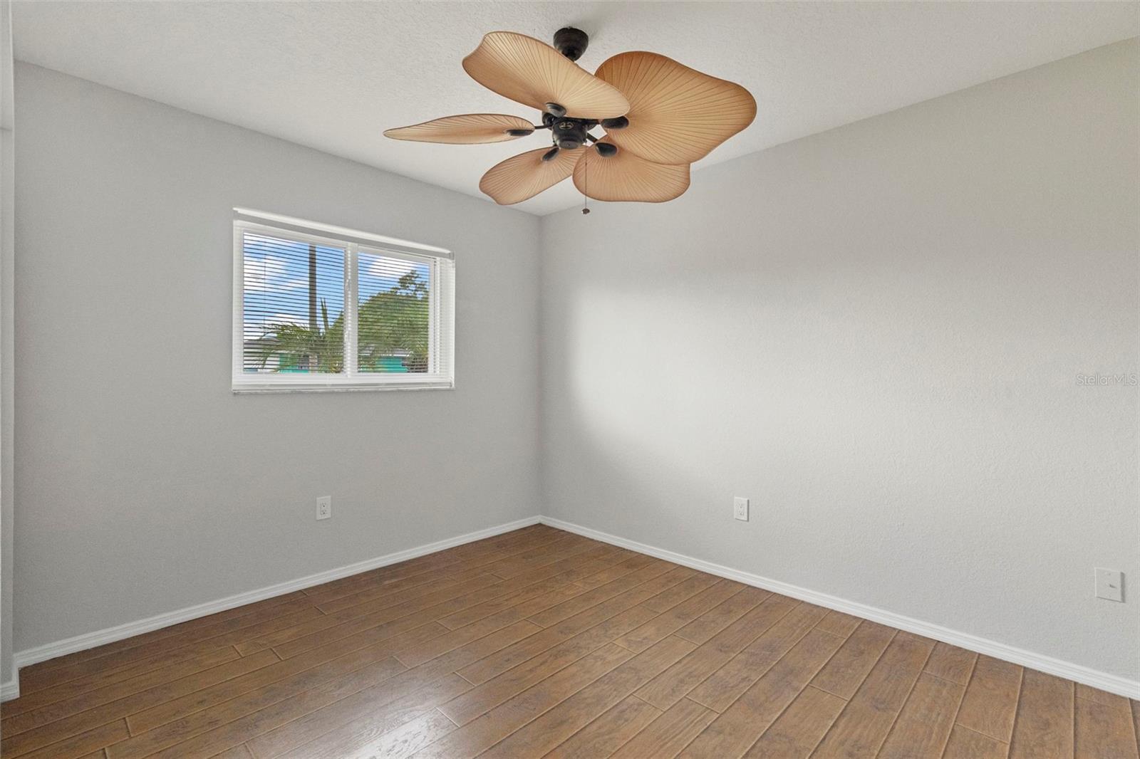 Image 17 of 39 For 2434 Lake View Boulevard