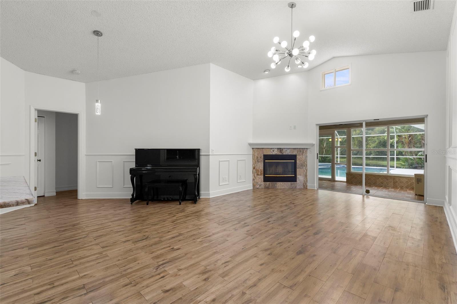 Image 4 of 37 For 12957 Royal George Avenue