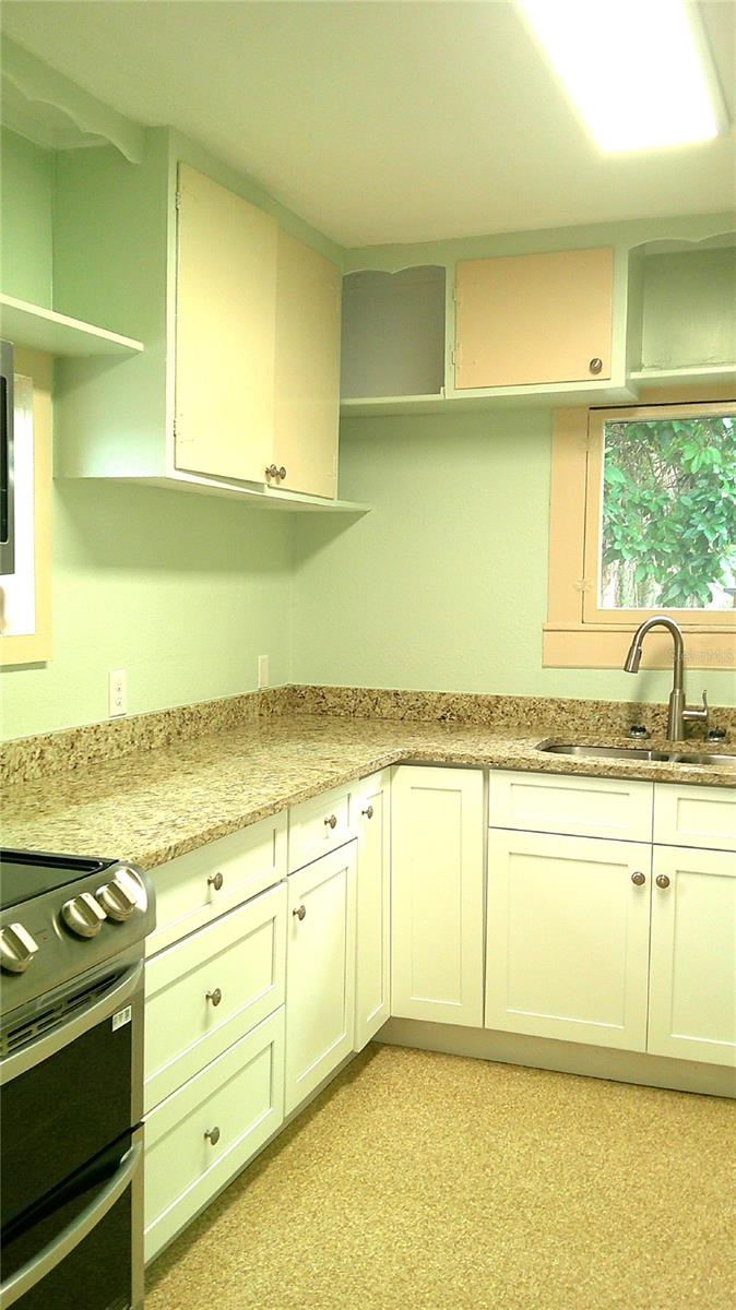 Image 3 of 13 For 2404 Kingsway Road