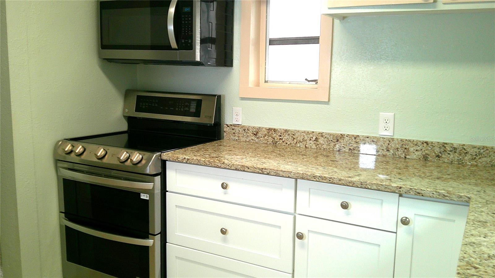 Image 4 of 13 For 2404 Kingsway Road